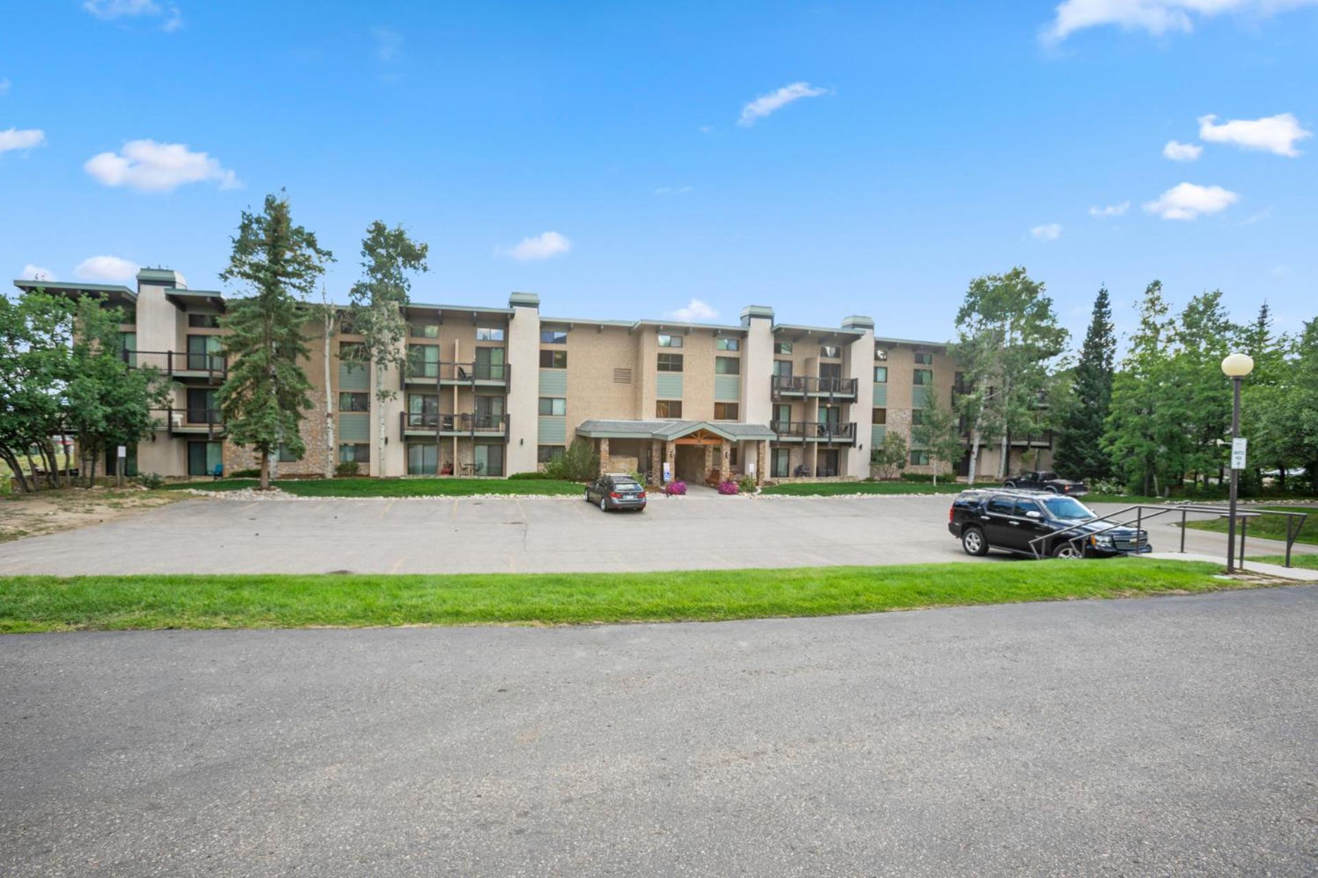 Hotel Outdoor pool and hot tub, Sauna On-Site, Ski In, Ski Out Storm Meadows - Image 1