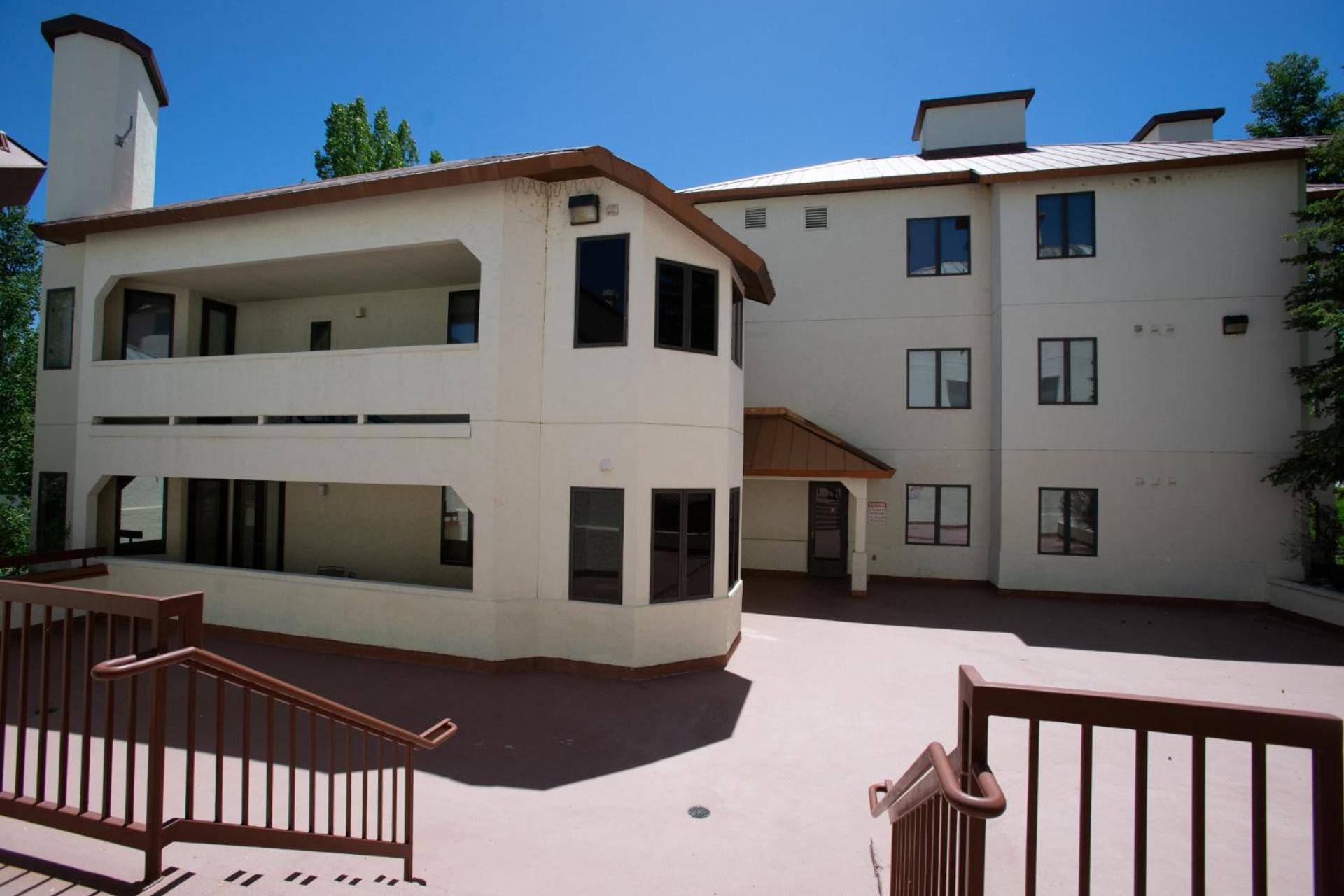 Outdoor Pool, Private Washer & Dryer, Walk to Everything, Affordable Rates view 4