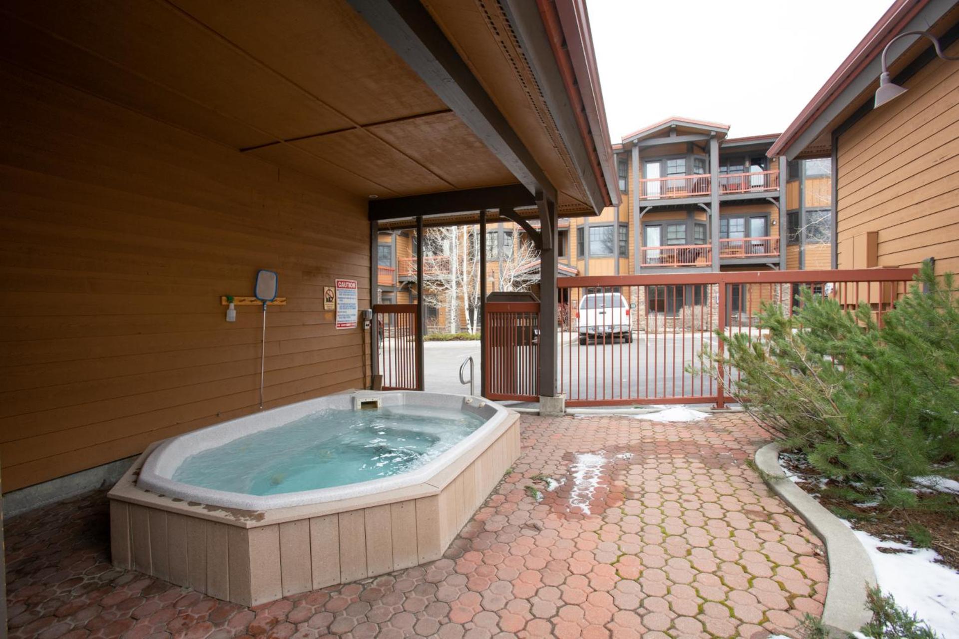 Shared Hot Tub,1 Car Garage, Dining & Grocery, Walk to Shops, On Bus Route view 3
