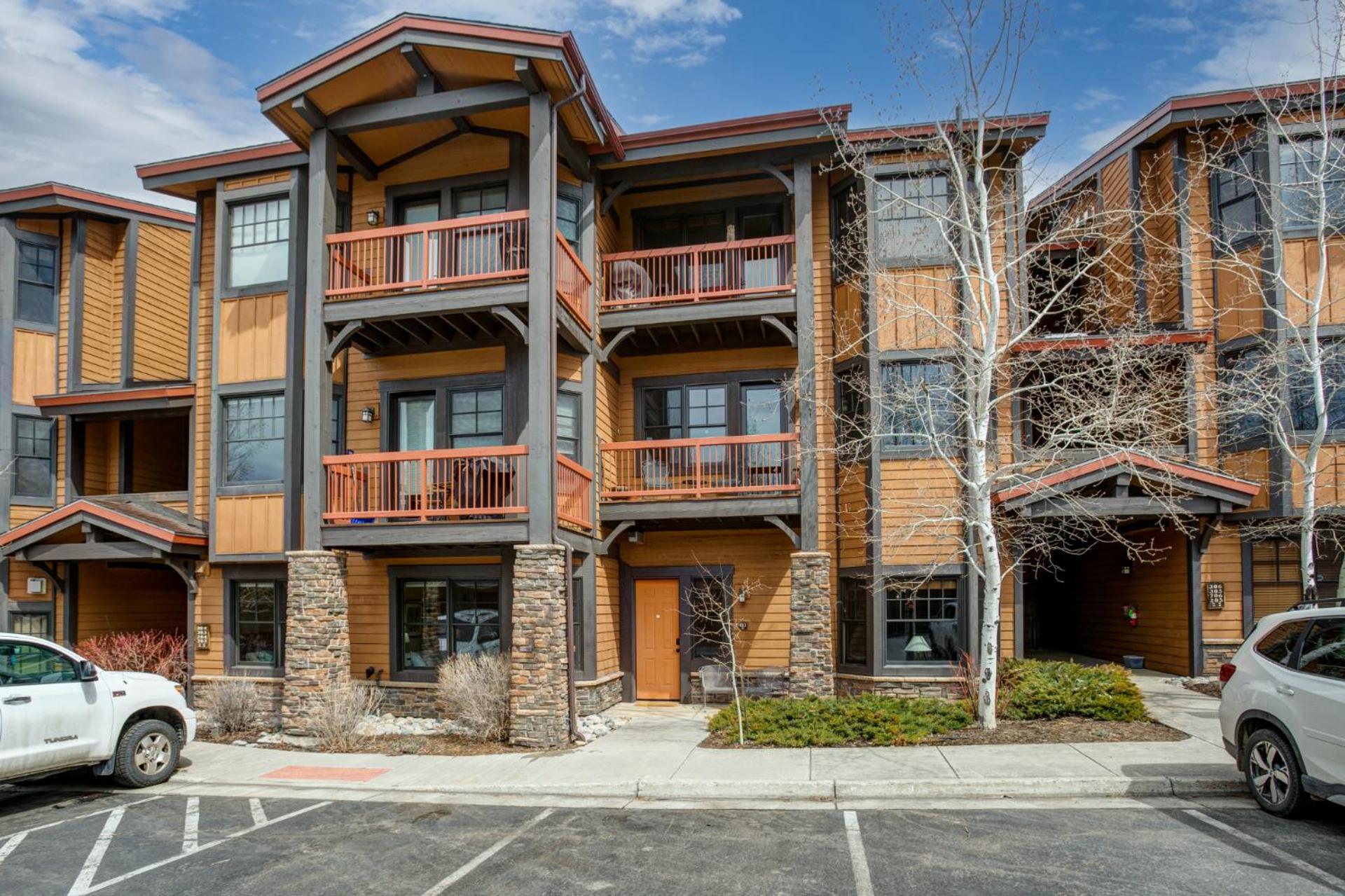 Shared Hot Tub,1 Car Garage, Dining & Grocery, Walk to Shops, On Bus Route view 4