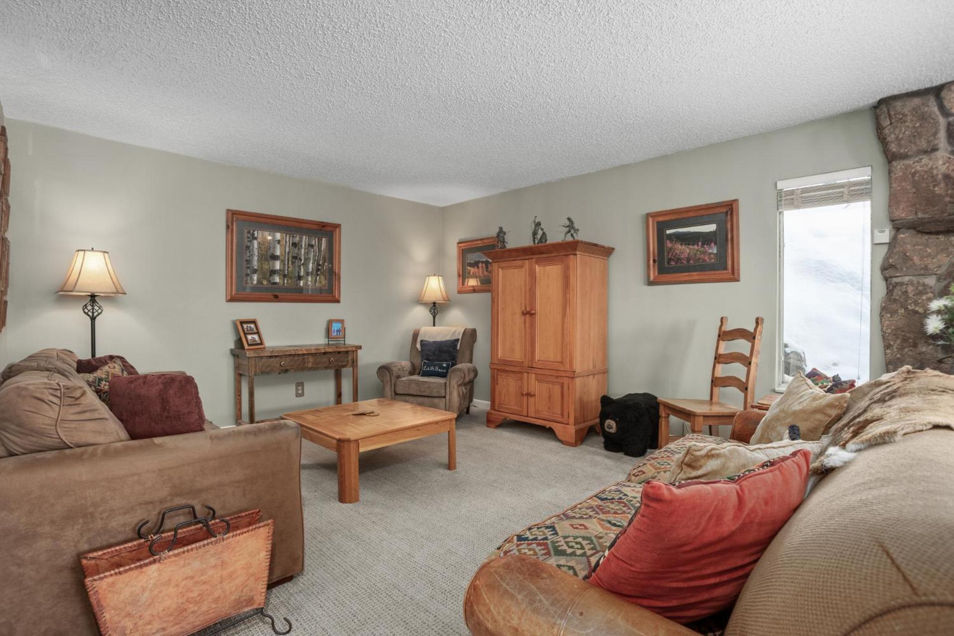 Outdoor Hot Tub, Ski right to & from your door, Private Shuttle view 5