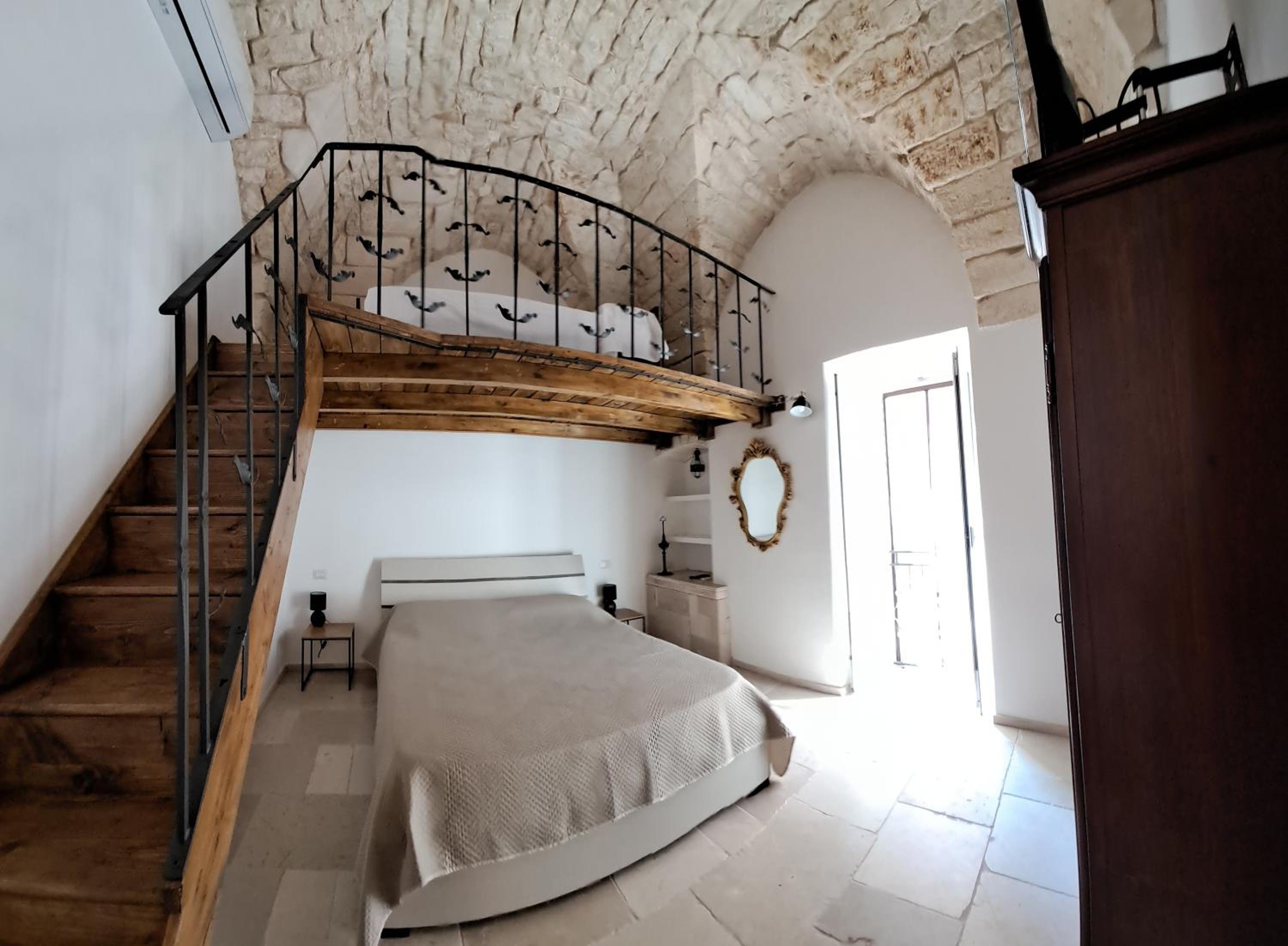 PETRAKIs HOUSE