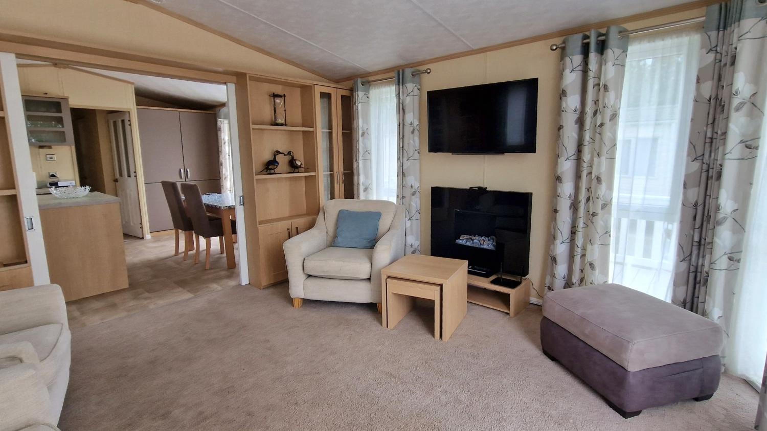 The Knightsbridge Luxury Stay, The Boulevard, Green Lawns