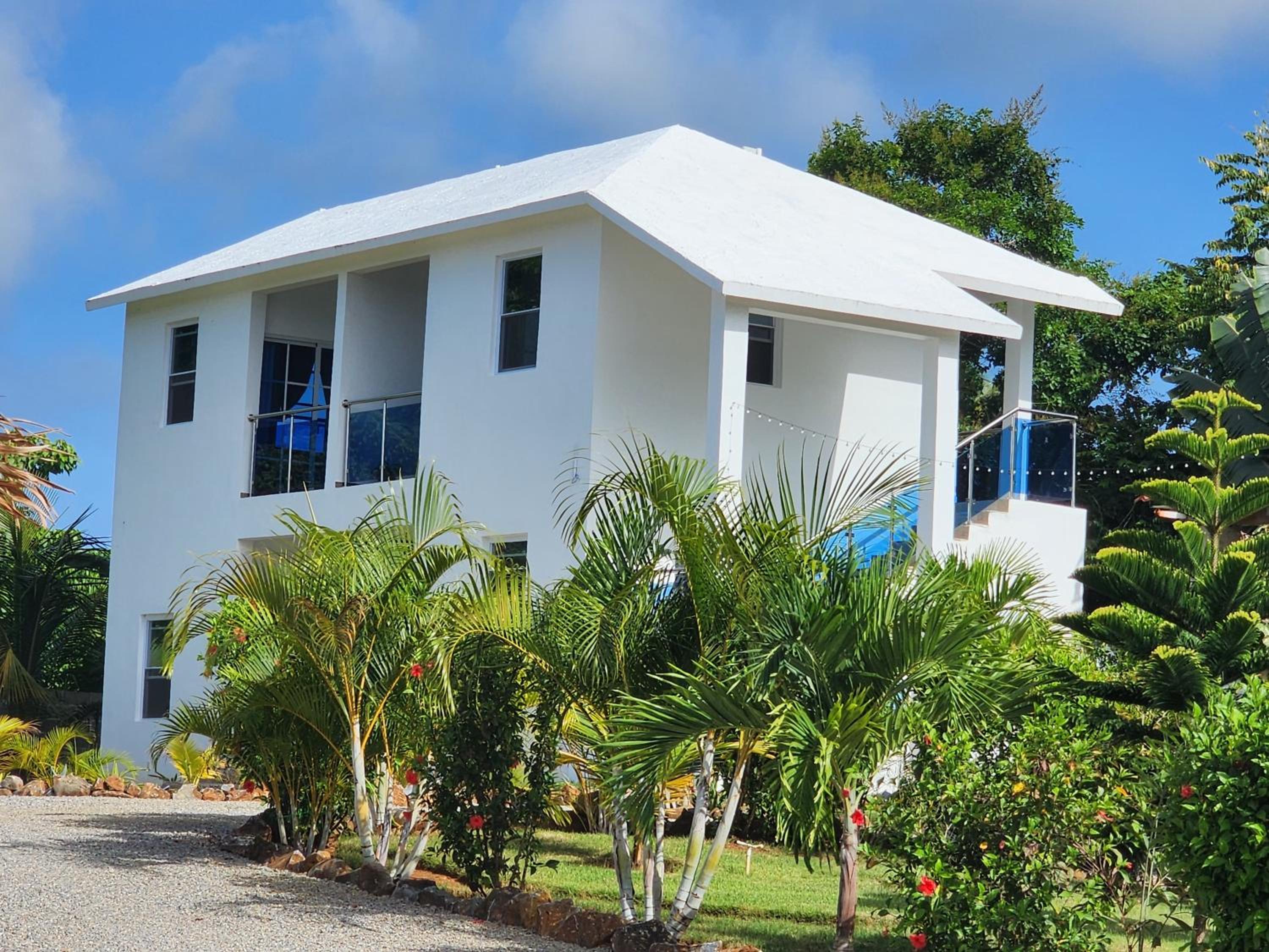 Bella Villa room with large pool and close to beach view 3
