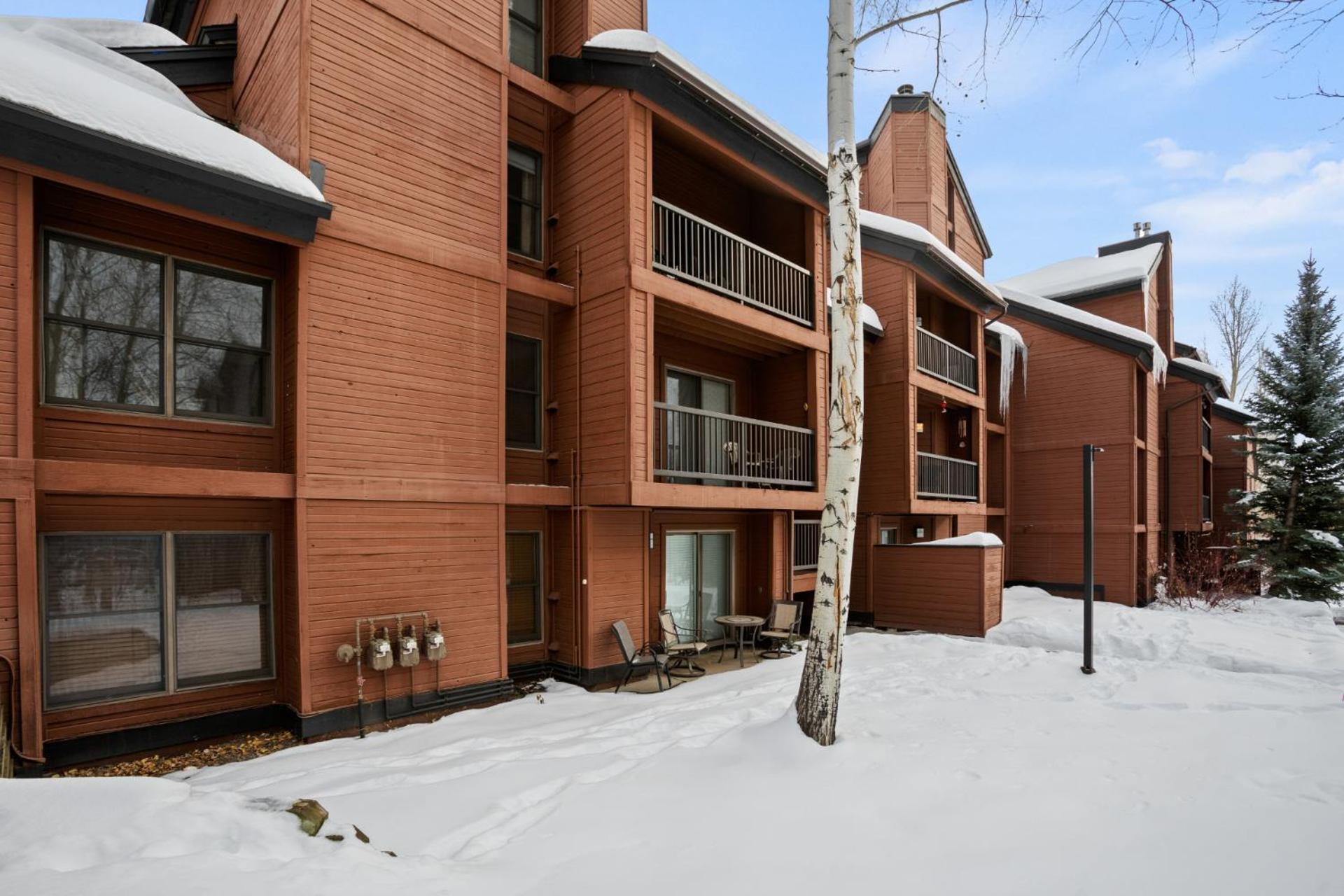3 Hot Tubs, Private Shuttle in Winter, Gas Fireplace, Free Bus view 5