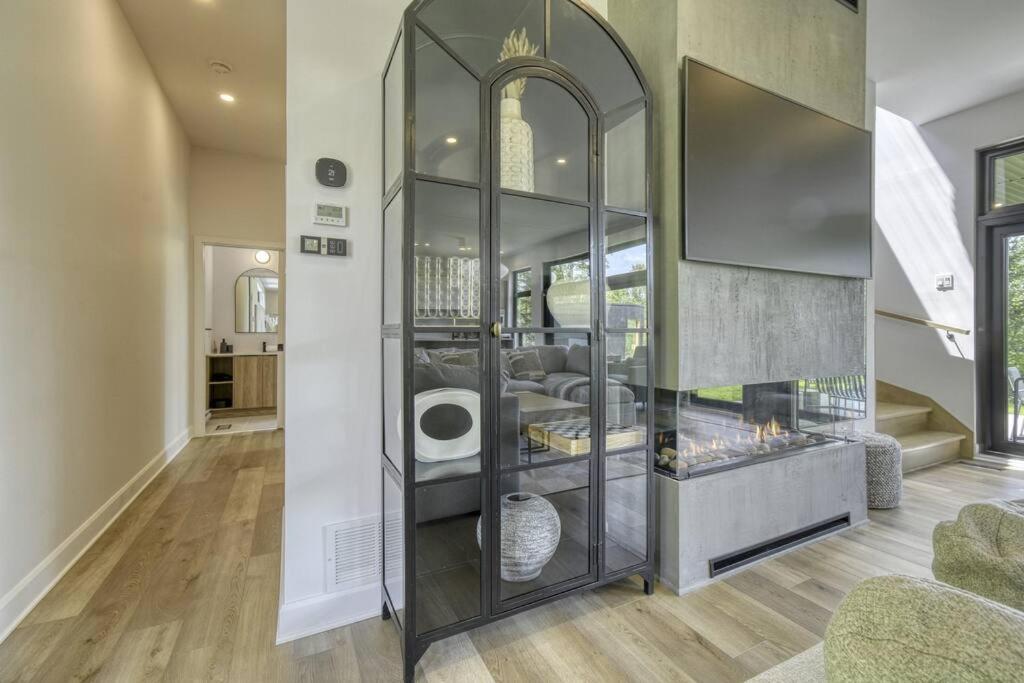 Ultra Luxurious Modern Oasis Private Spa Sauna