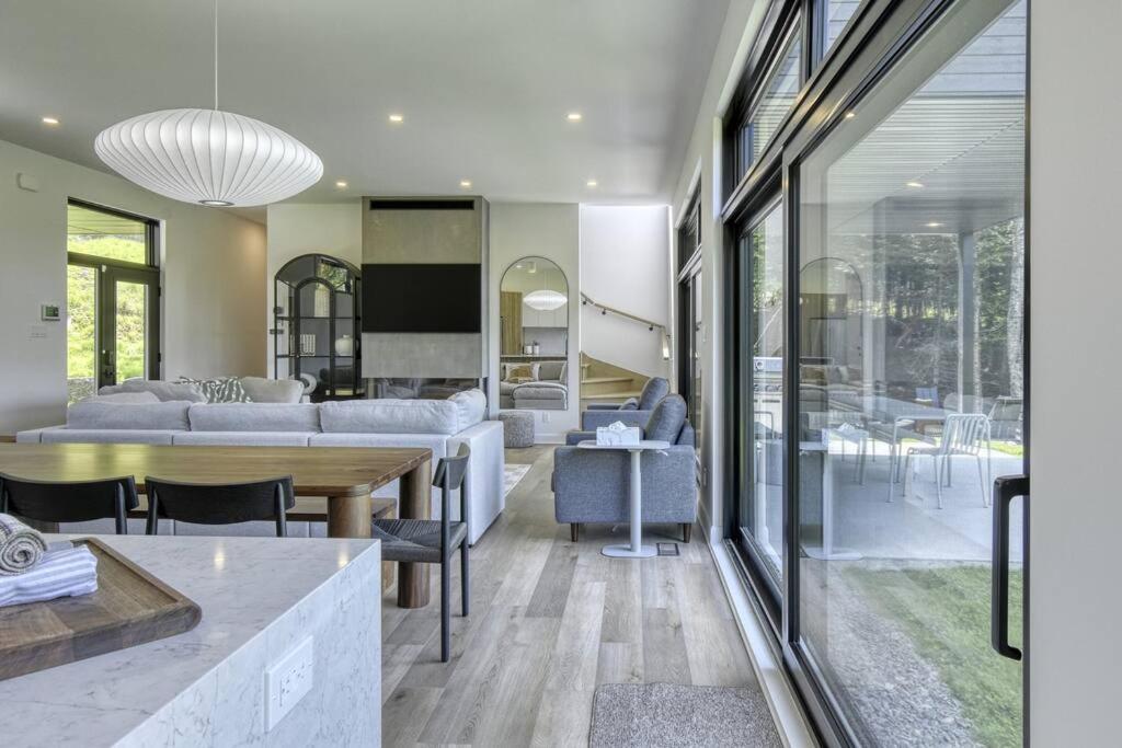 Ultra Luxurious Modern Oasis Private Spa Sauna
