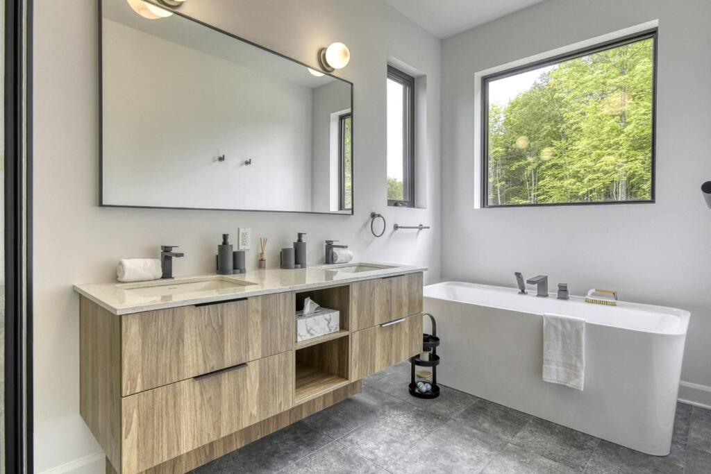 Ultra Luxurious Modern Oasis Private Spa Sauna