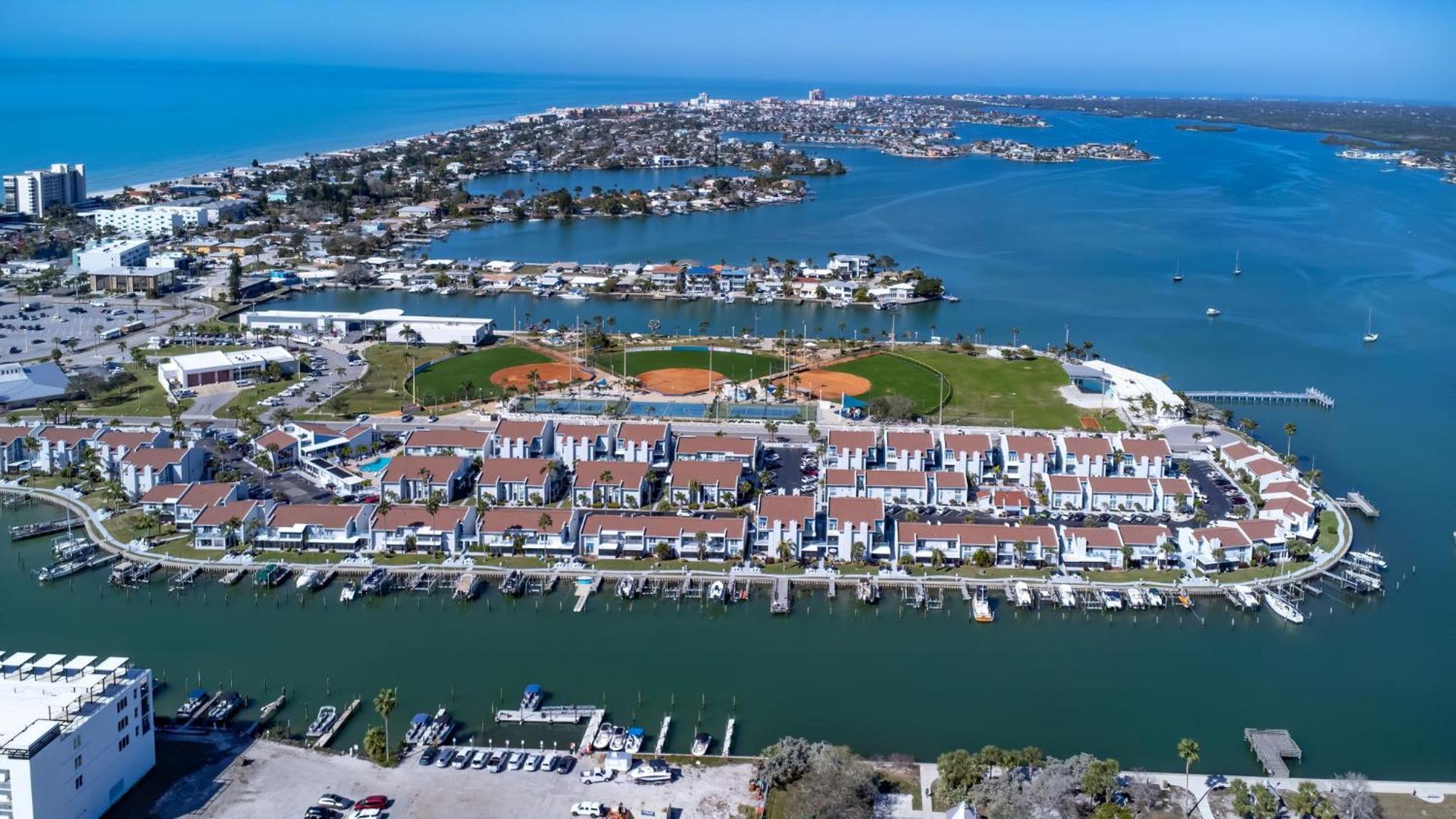 Seaside Serenity: 1BR Waterfront Penthouse Maderia view 4