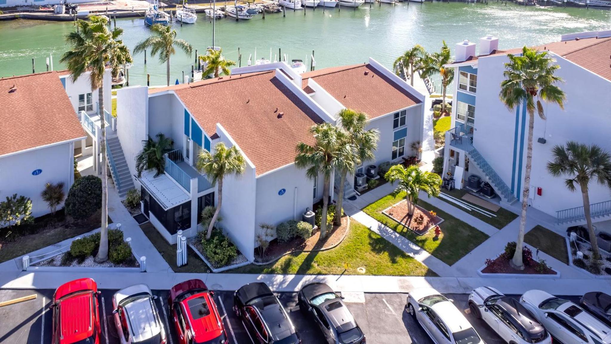 Seaside Serenity: 1BR Waterfront Penthouse Maderia view 5