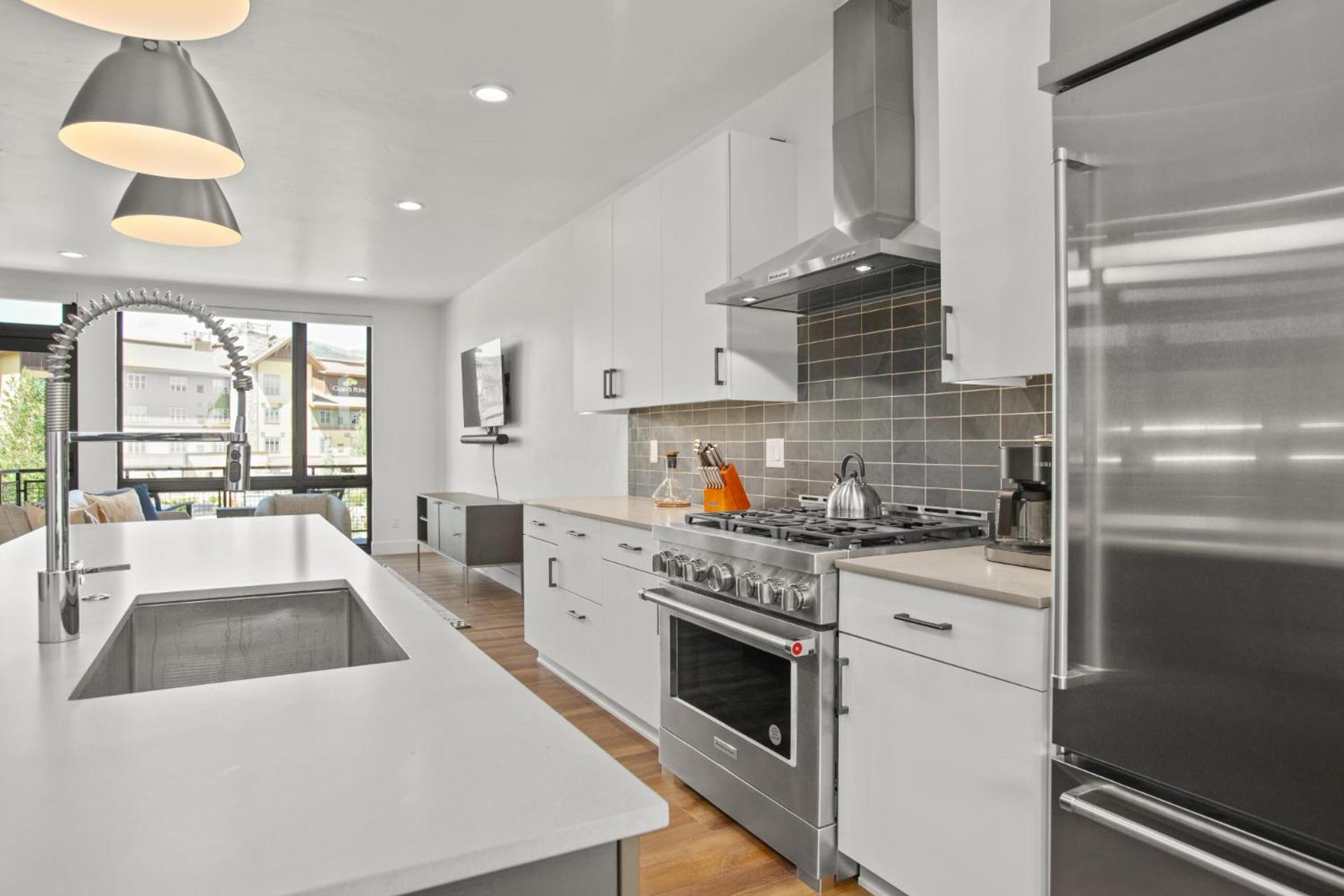 Urban Luxury at Competitive Rates - Rooftop Patio With Hot Tub - Perfect for 2 Families view 4