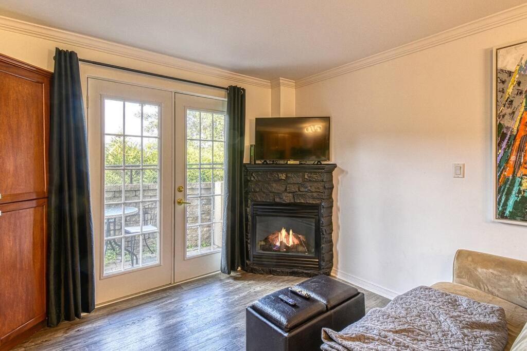 Cozy Modern Loft the Heart of St Sauveur Village