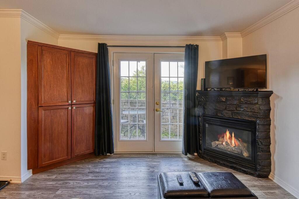 Cozy Modern Loft the Heart of St Sauveur Village