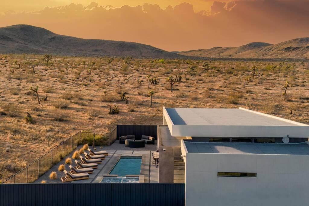 W House Luxe Near Park Heated Pool & Spa view 2
