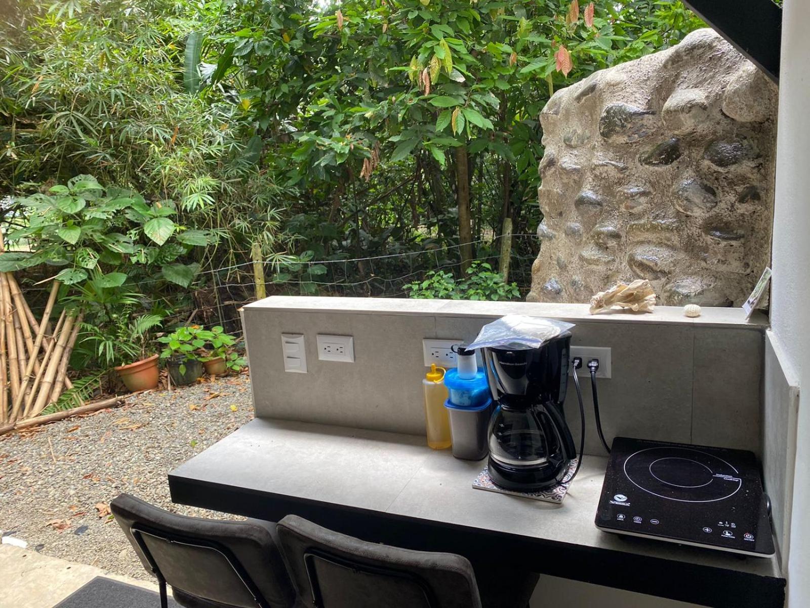 Villa Salvador - New Private Suite & Kitchen walk to Playa Chiquita