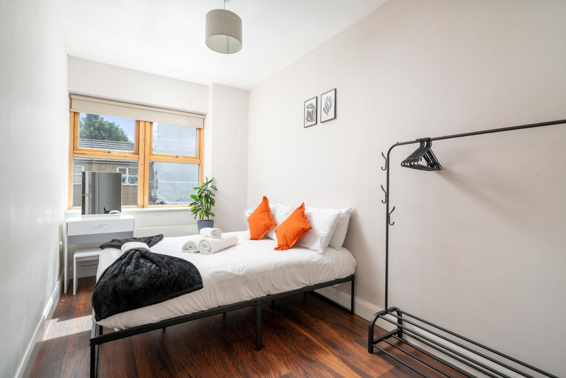 Watford Junction 2 bedrooms Apartment, Free,Parking, Warner Bro nearby -15 mins to Central London view 3