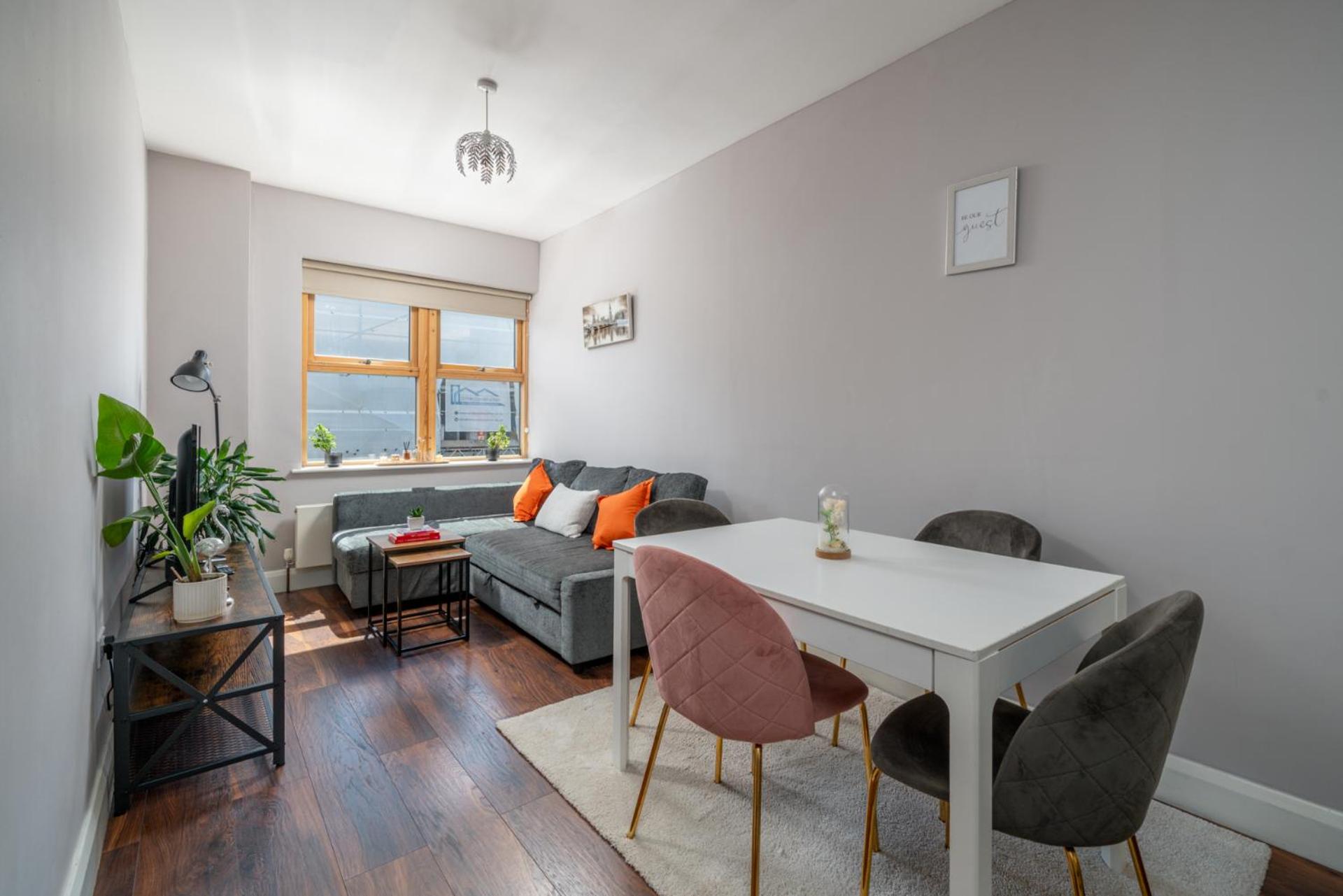 Watford Junction 2 bedrooms Apartment, Free,Parking, Warner Bro nearby -15 mins to Central London view 4