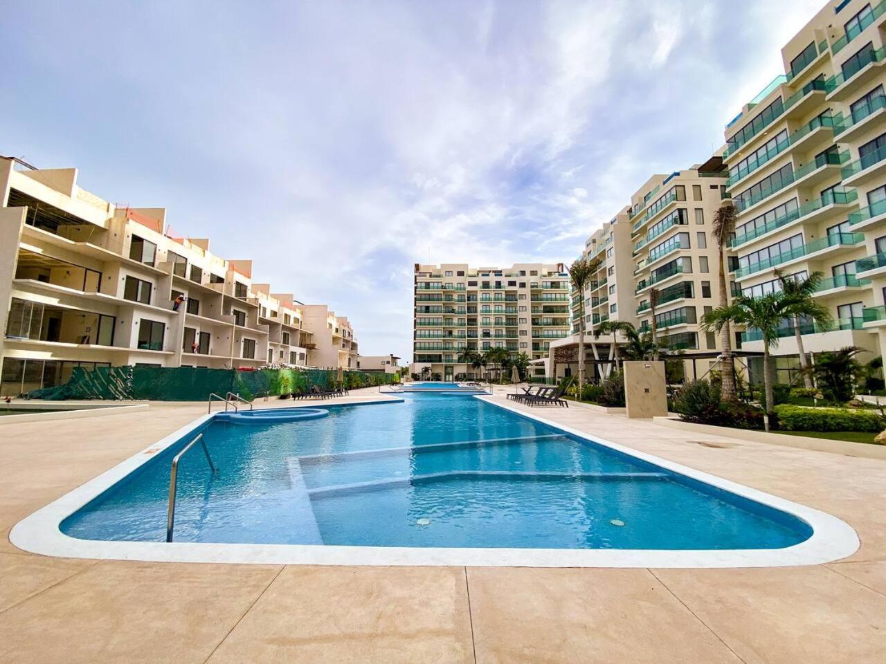 Spacious 2BR Pet Friendly with pool bbq parking and gym view 4