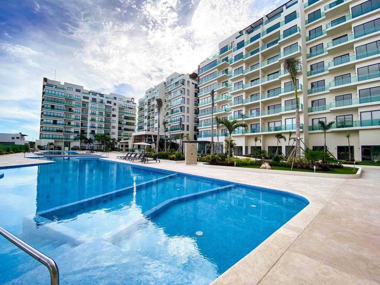 Spacious 2BR Pet Friendly with pool bbq parking and gym view 5