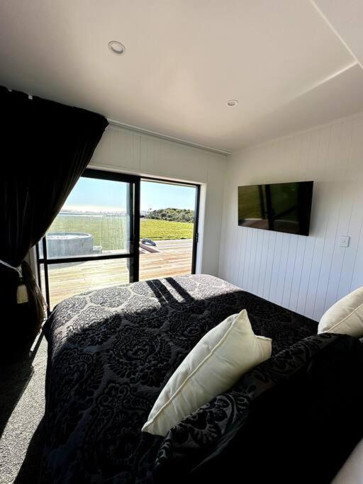 Beachfront Paradise The Black Moth view 4
