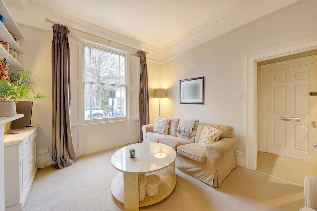 City chic Pimlico - check profile
