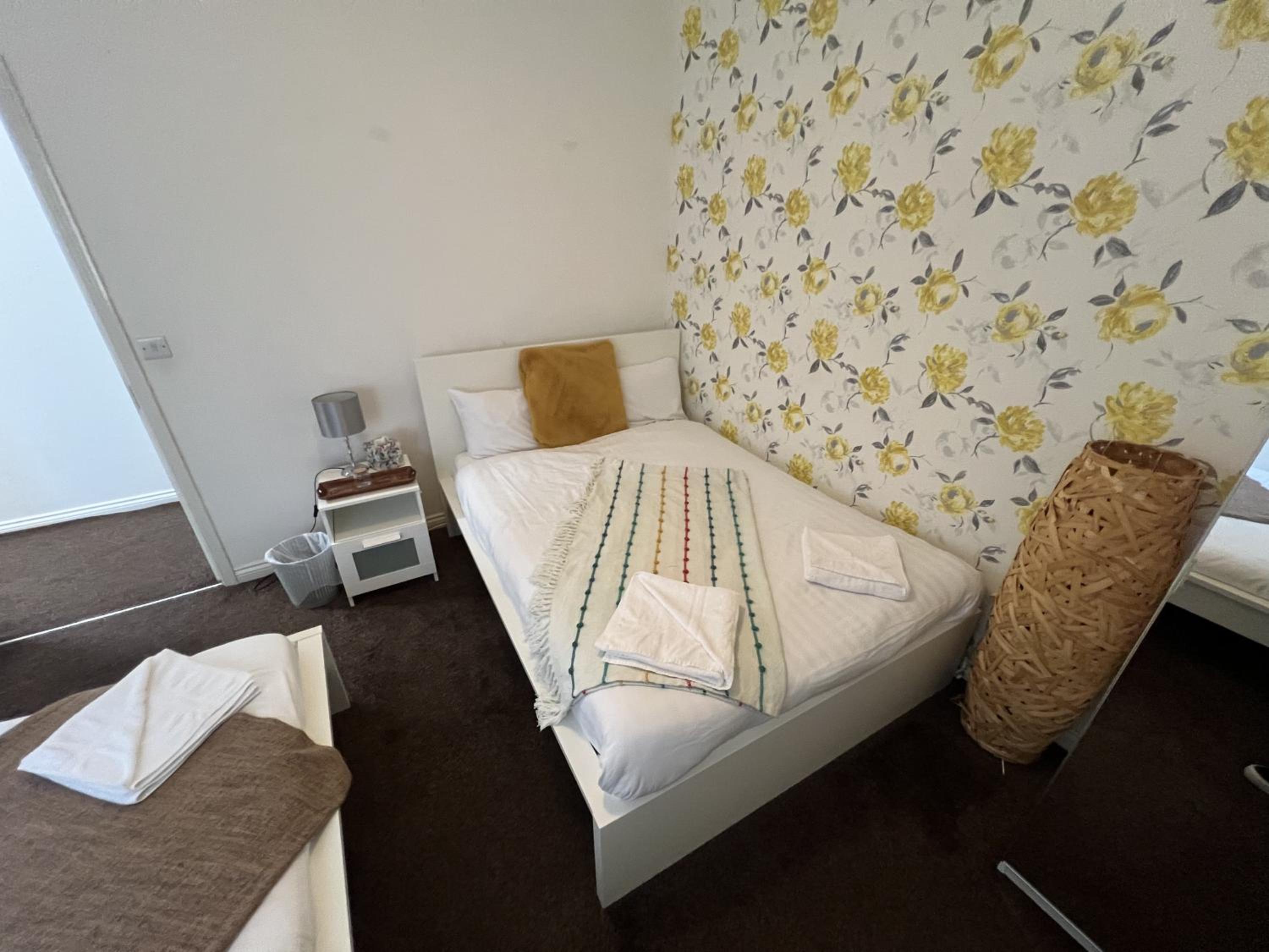 Numero Uno Detached Aparthouse 7 BR Hot Tub Wifi Parking Contractors and Group Friendly view 2