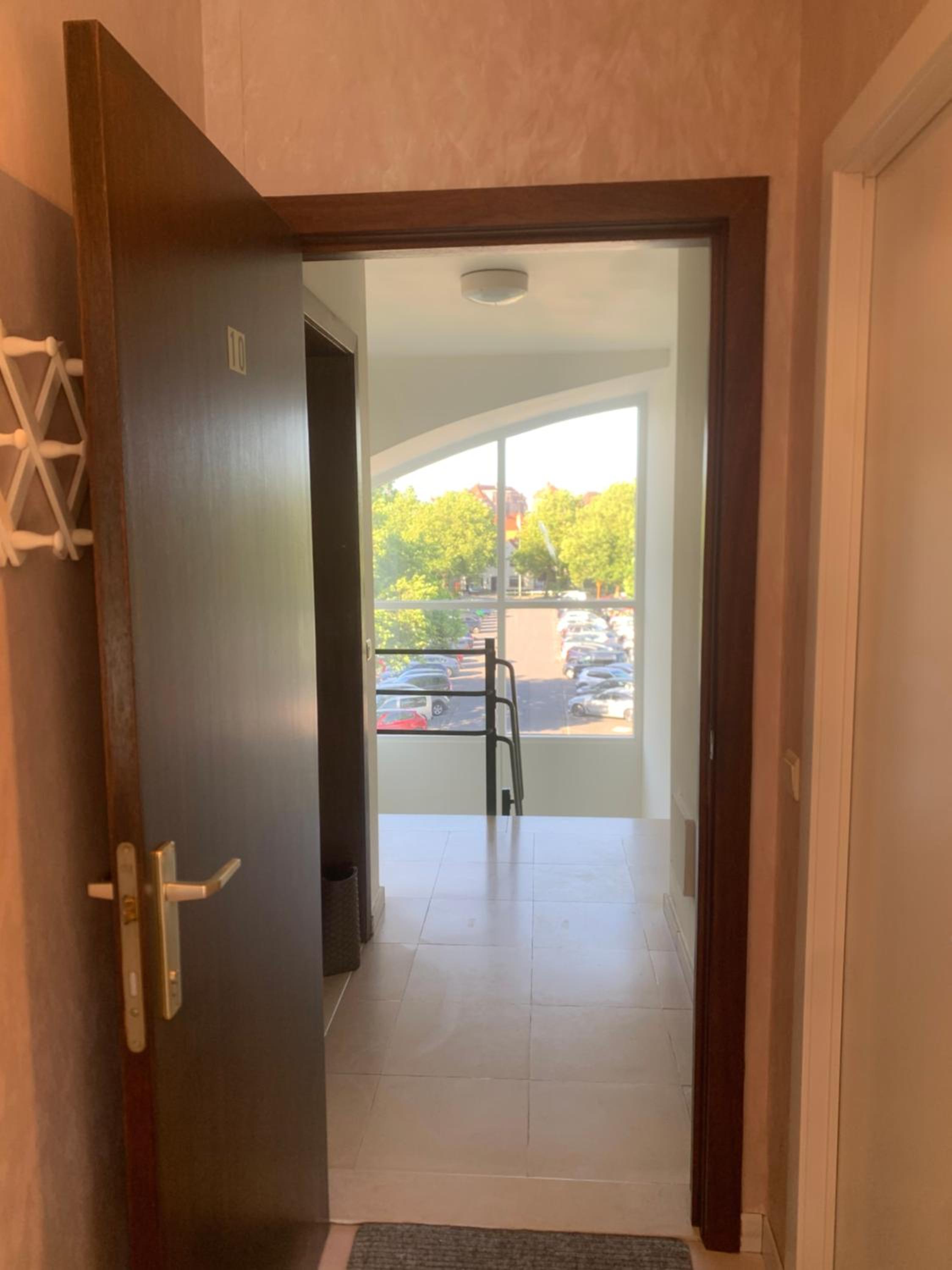 Studio White Chateau met parking en zonnig balkon