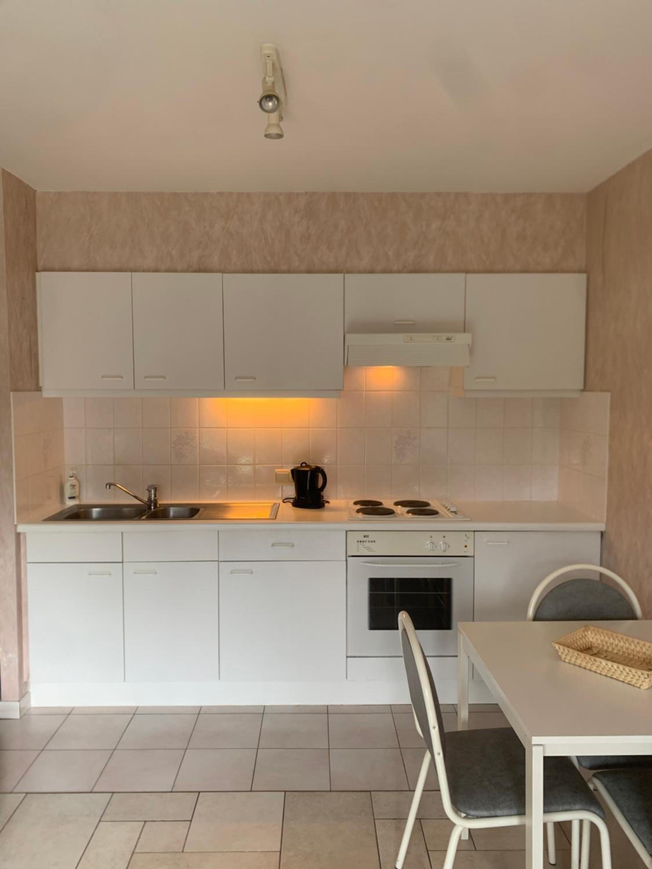 Studio White Chateau met parking en zonnig balkon