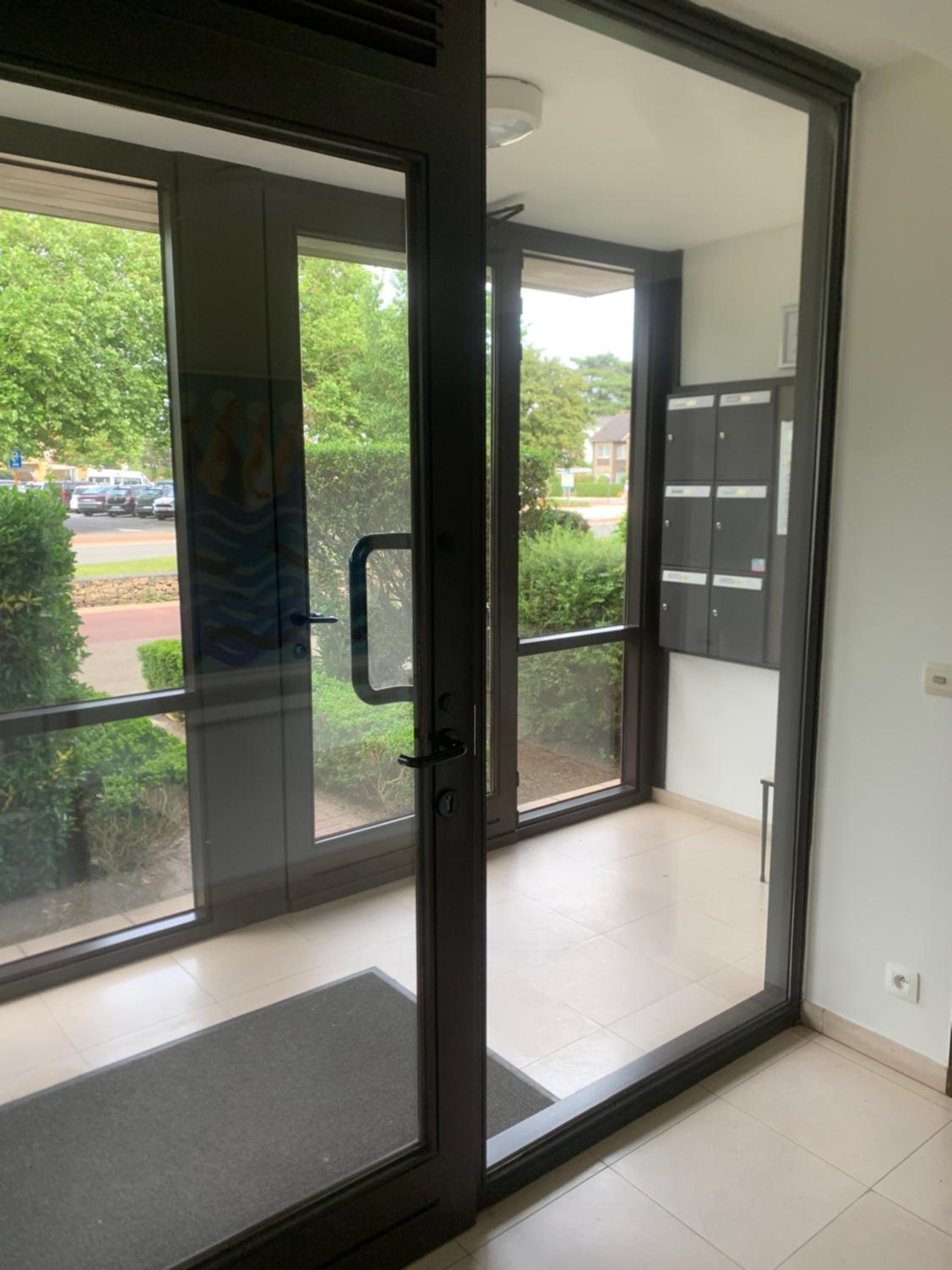 Studio White Chateau met parking en zonnig balkon