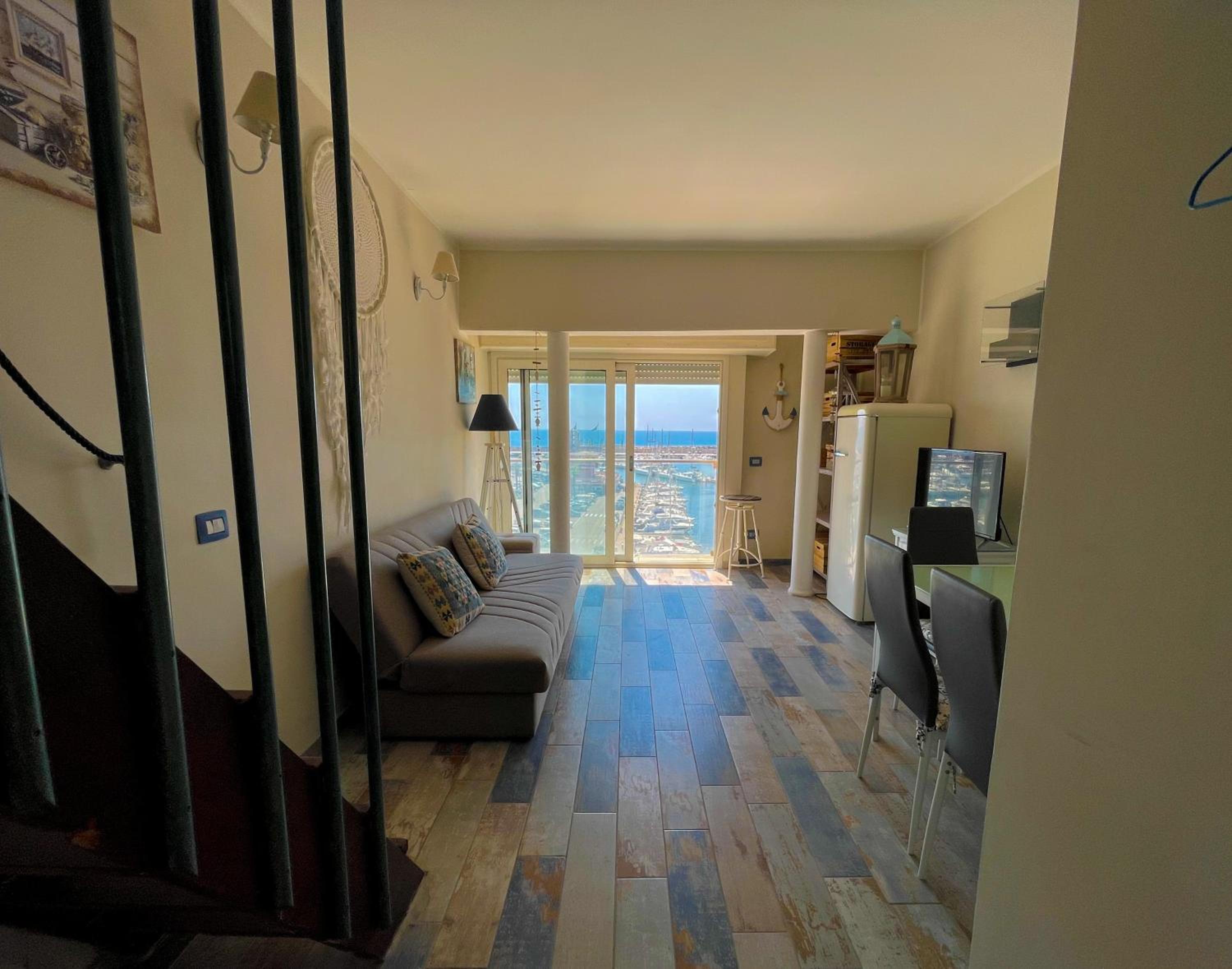 MARINA SEAVIEW APARTMENT - Central top-floor apartment with panoramic terrace, near Marina & Train Station - Nettuno photo 5