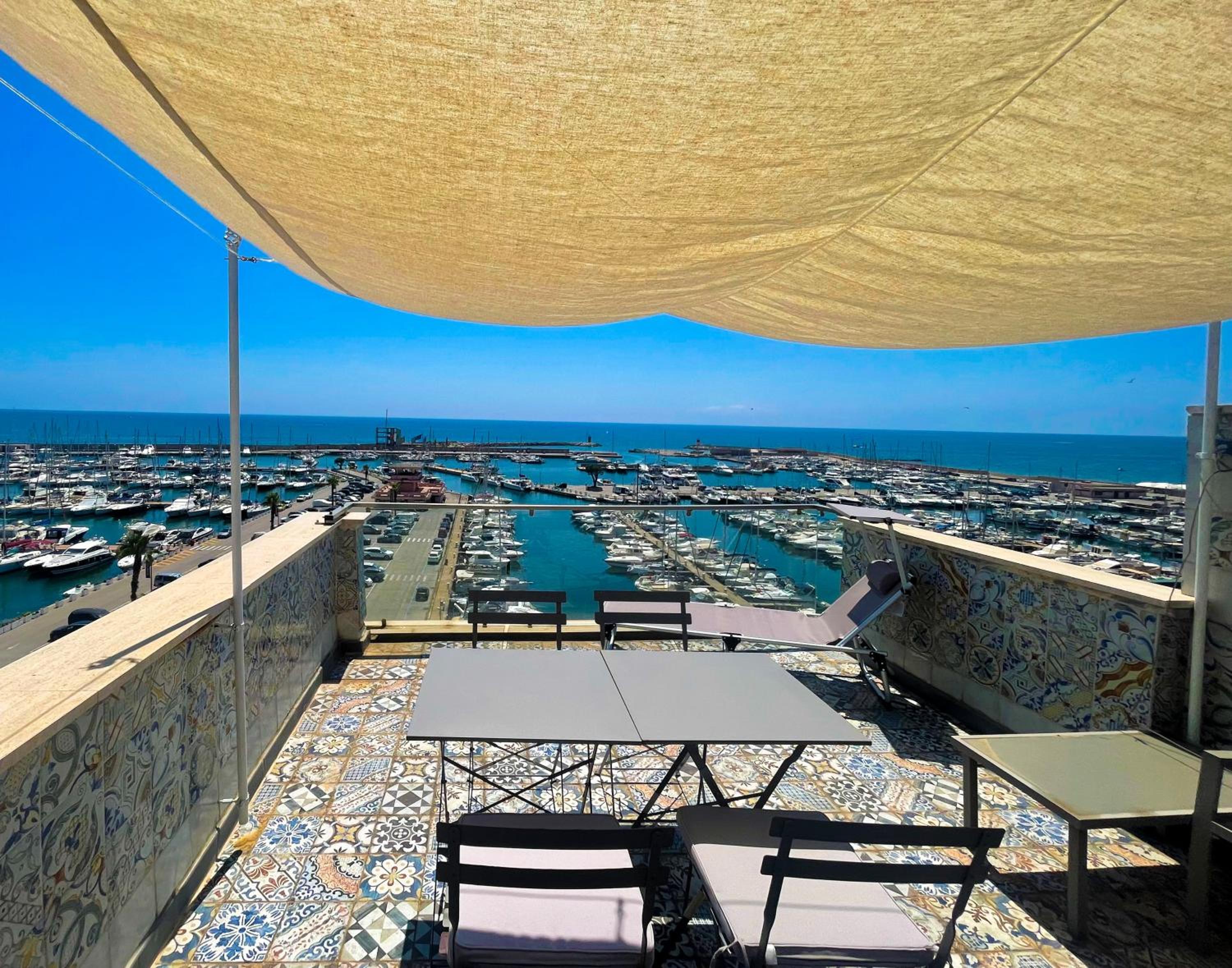 MARINA SEAVIEW APARTMENT - Central top-floor apartment with panoramic terrace, near Marina & Train Station - Nettuno