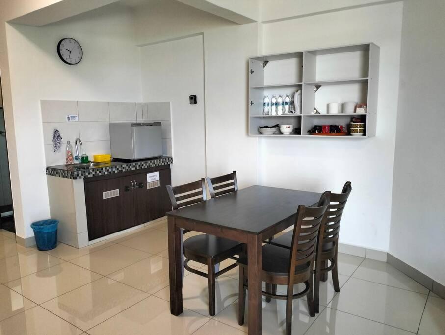 Marina Heights Home Suite Teluk Batik photo 4
