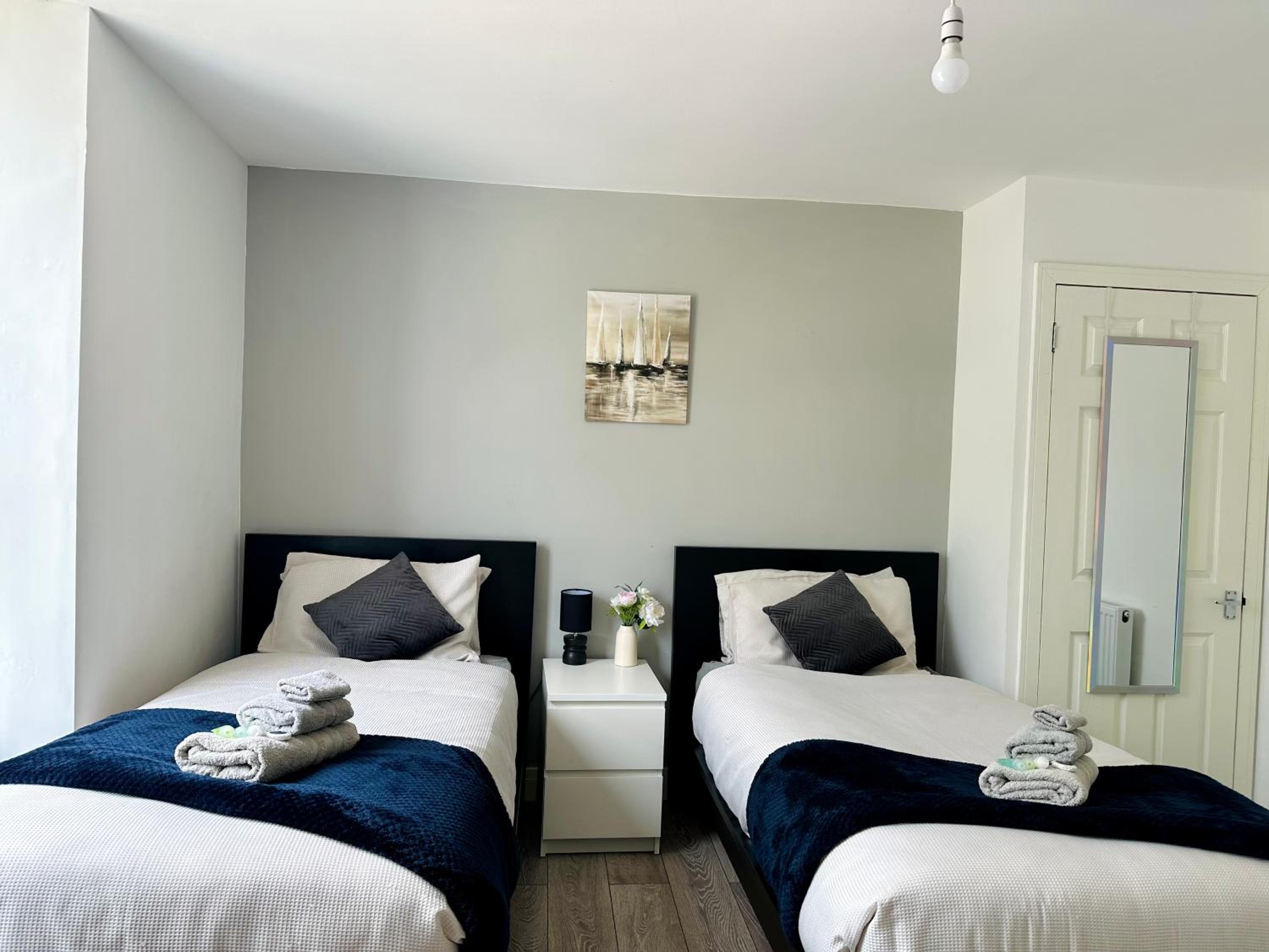 Cosy Modern 2 Bedroom Apartment - Neath Road Port Talbot Near Briton Ferry Train Station view 2