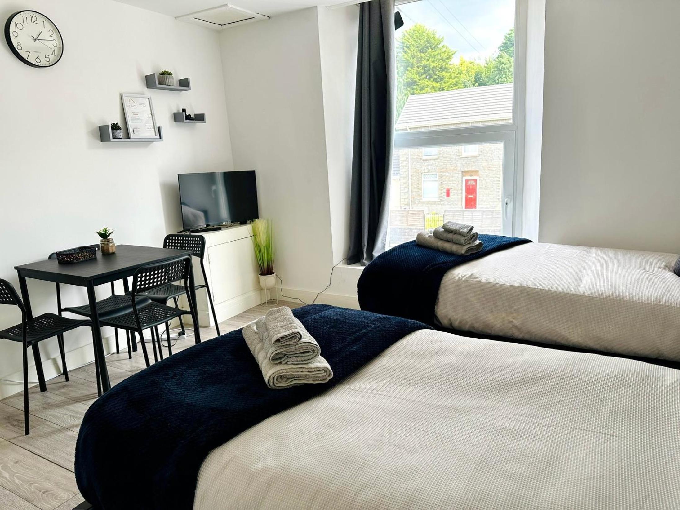 Cosy Modern 2 Bedroom Apartment - Neath Road Port Talbot Near Briton Ferry Train Station view 3