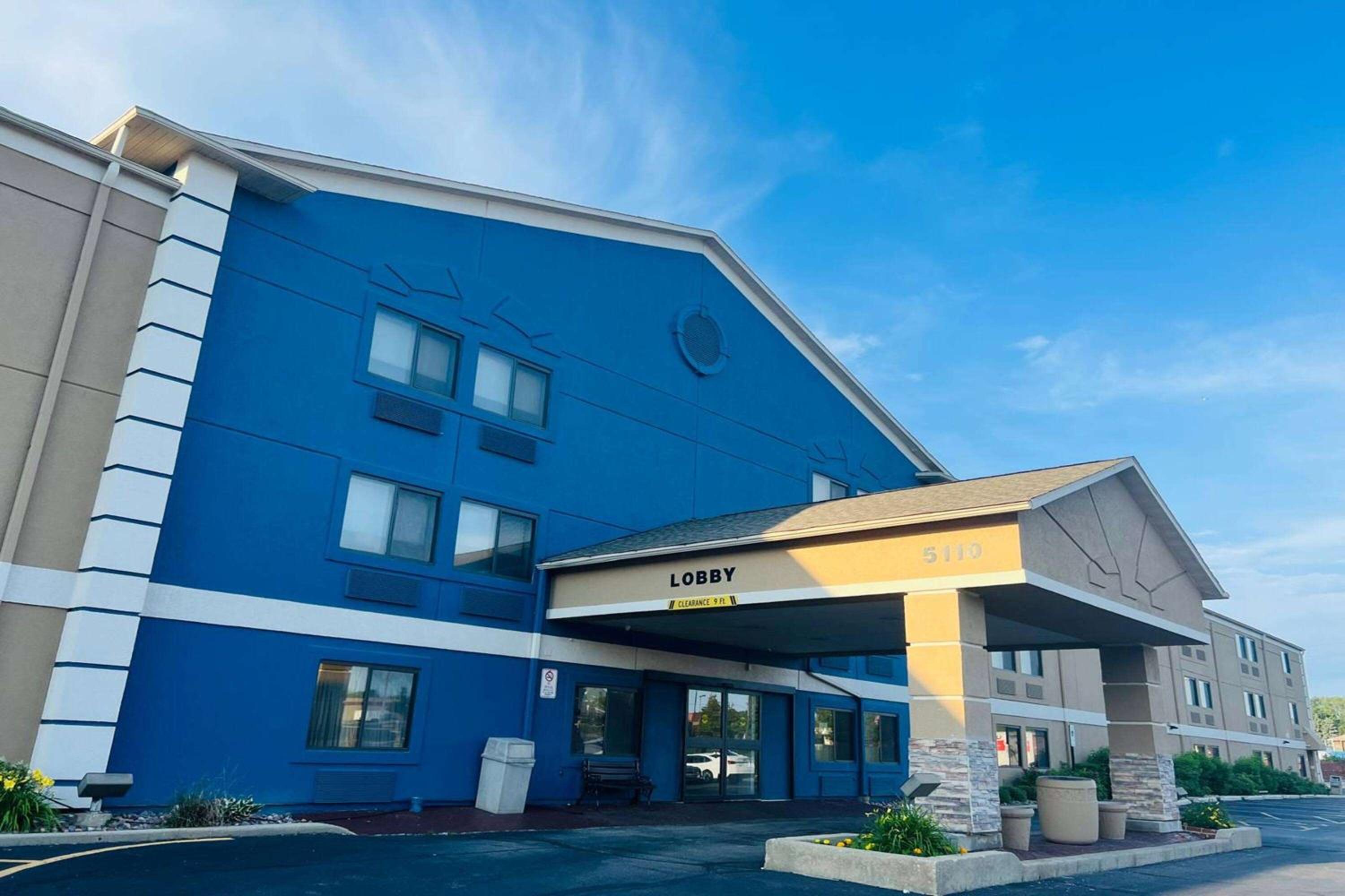 Hotel AmericInn by Wyndham Glendale/Milwaukee