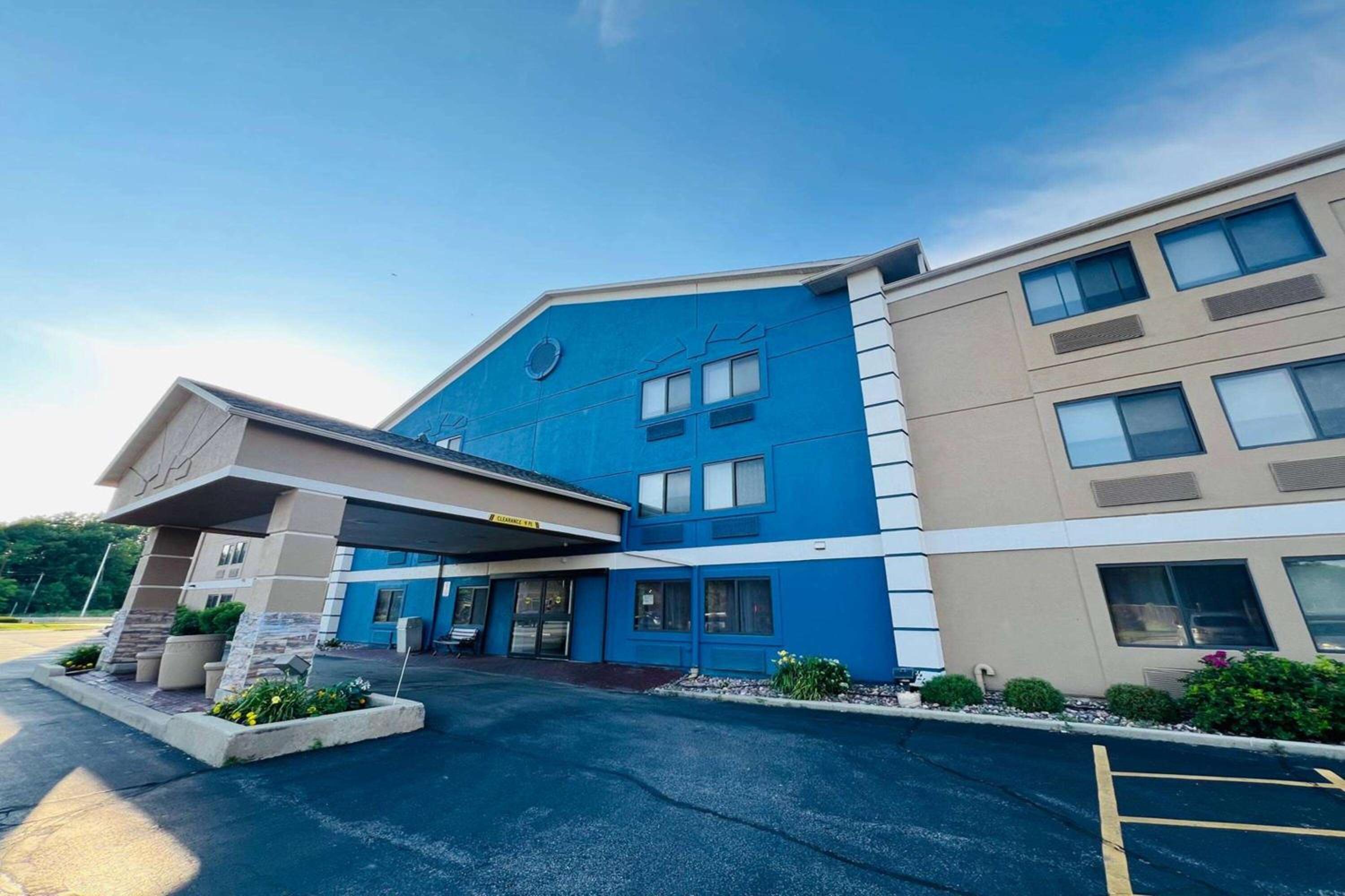 Milwaukee Vacations - AmericInn by Wyndham Glendale Milwaukee - Property Image 2