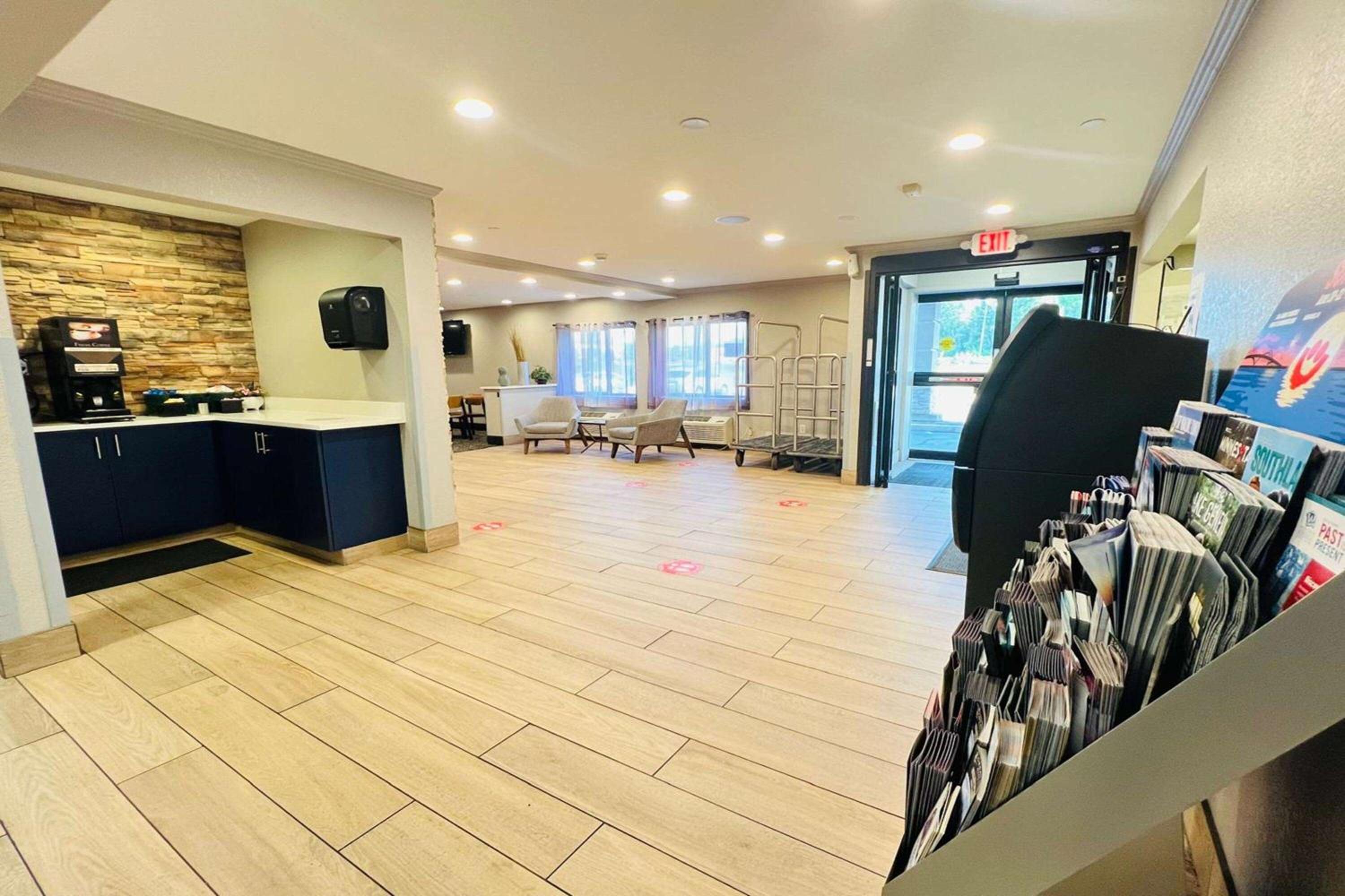 Milwaukee Vacations - AmericInn by Wyndham Glendale Milwaukee - Property Image 3
