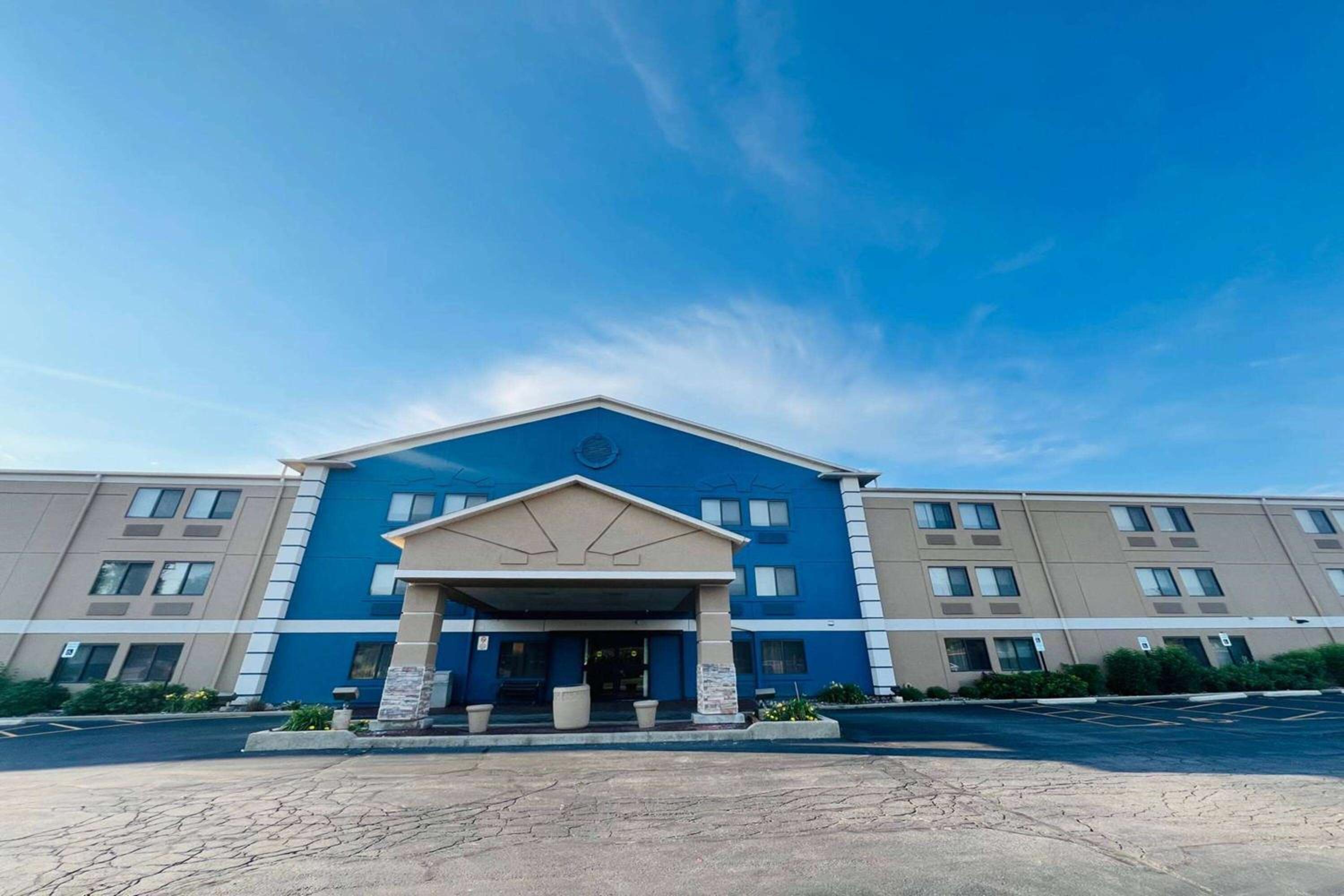 Milwaukee Vacations - AmericInn by Wyndham Glendale Milwaukee - Property Image 4