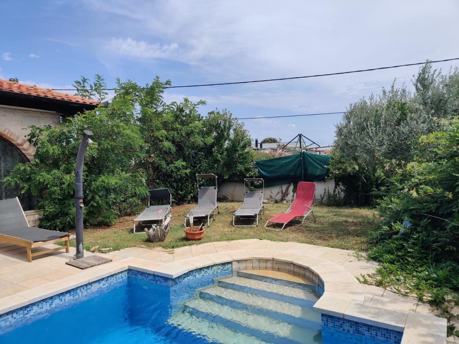 Haus mit Pool in der Natur view 4