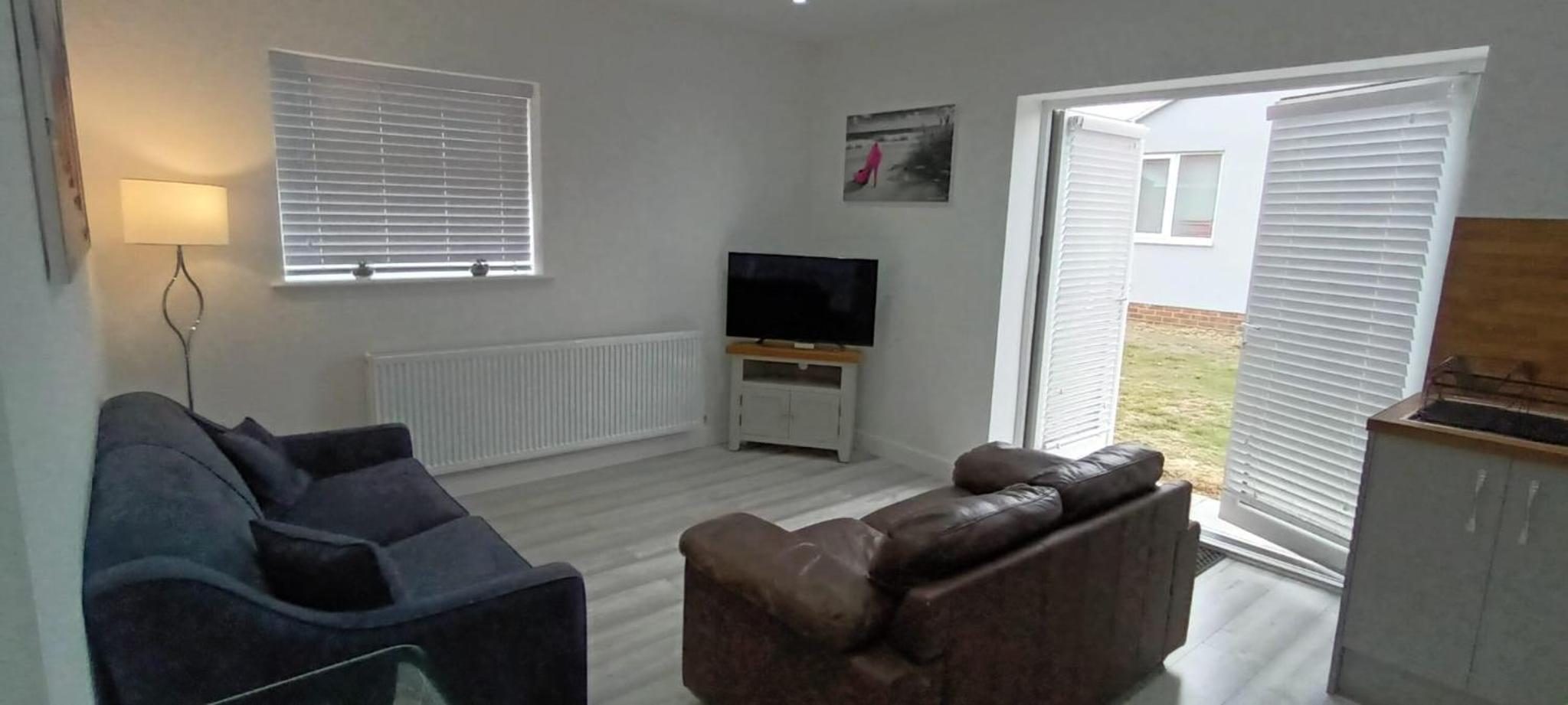Leysdown-on-Sea - Chalet - Sleeps 6 - Seaside view 2