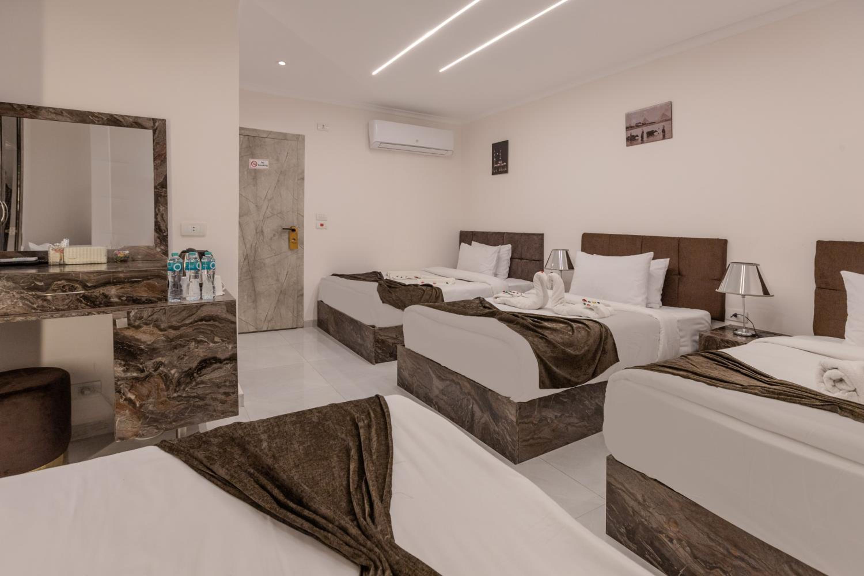 Tree Lounge Pyramids View INN , Sphinx Giza