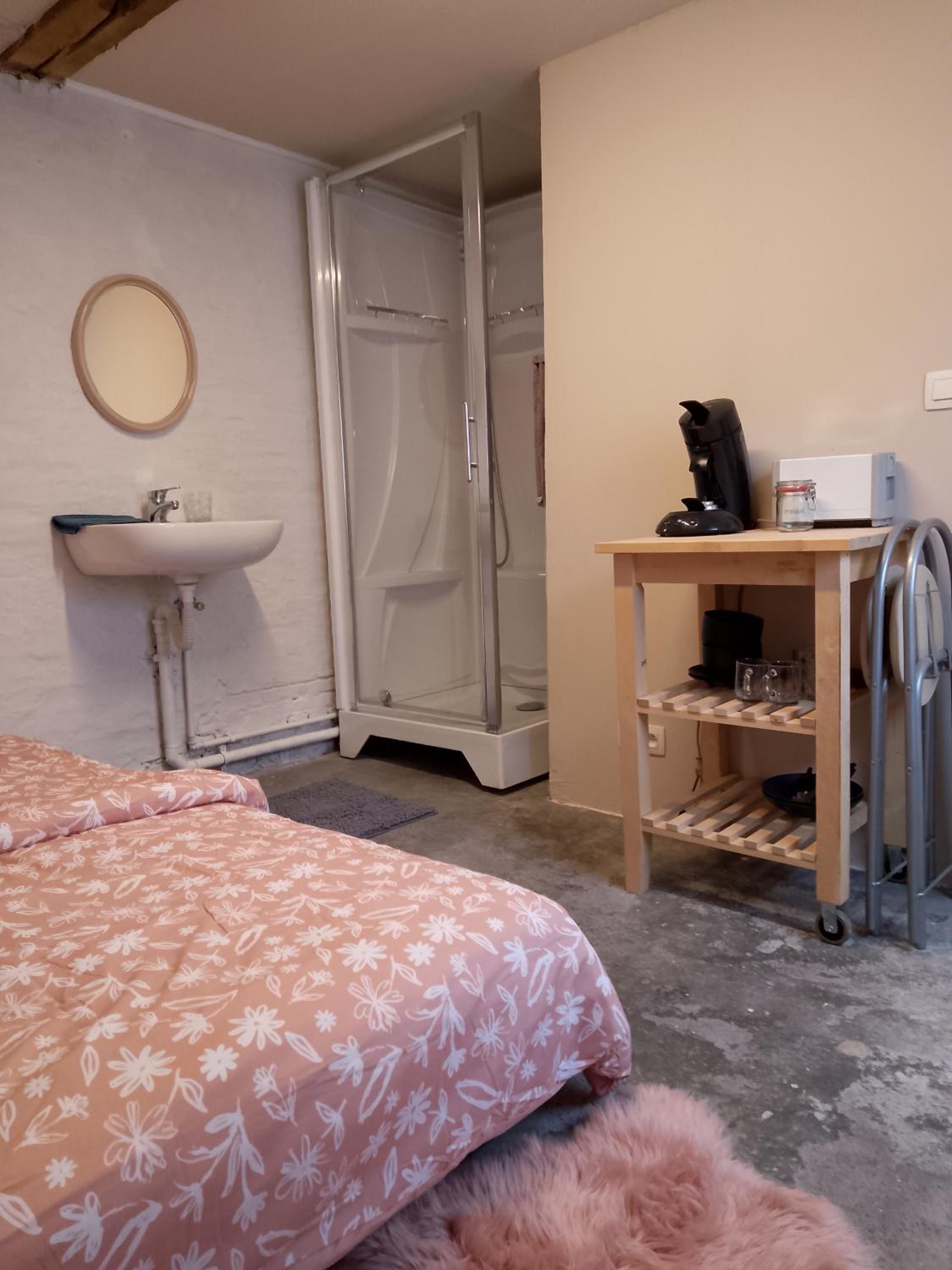 Room with carparking, bicycles and small breakfast