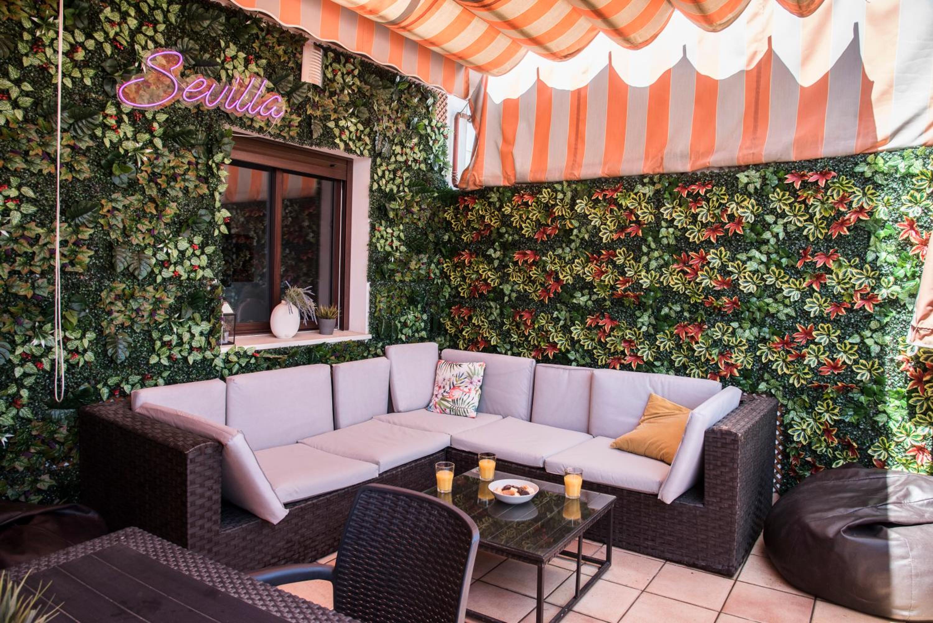 Hotel NightInSevilla Bailen free parking - Image 1