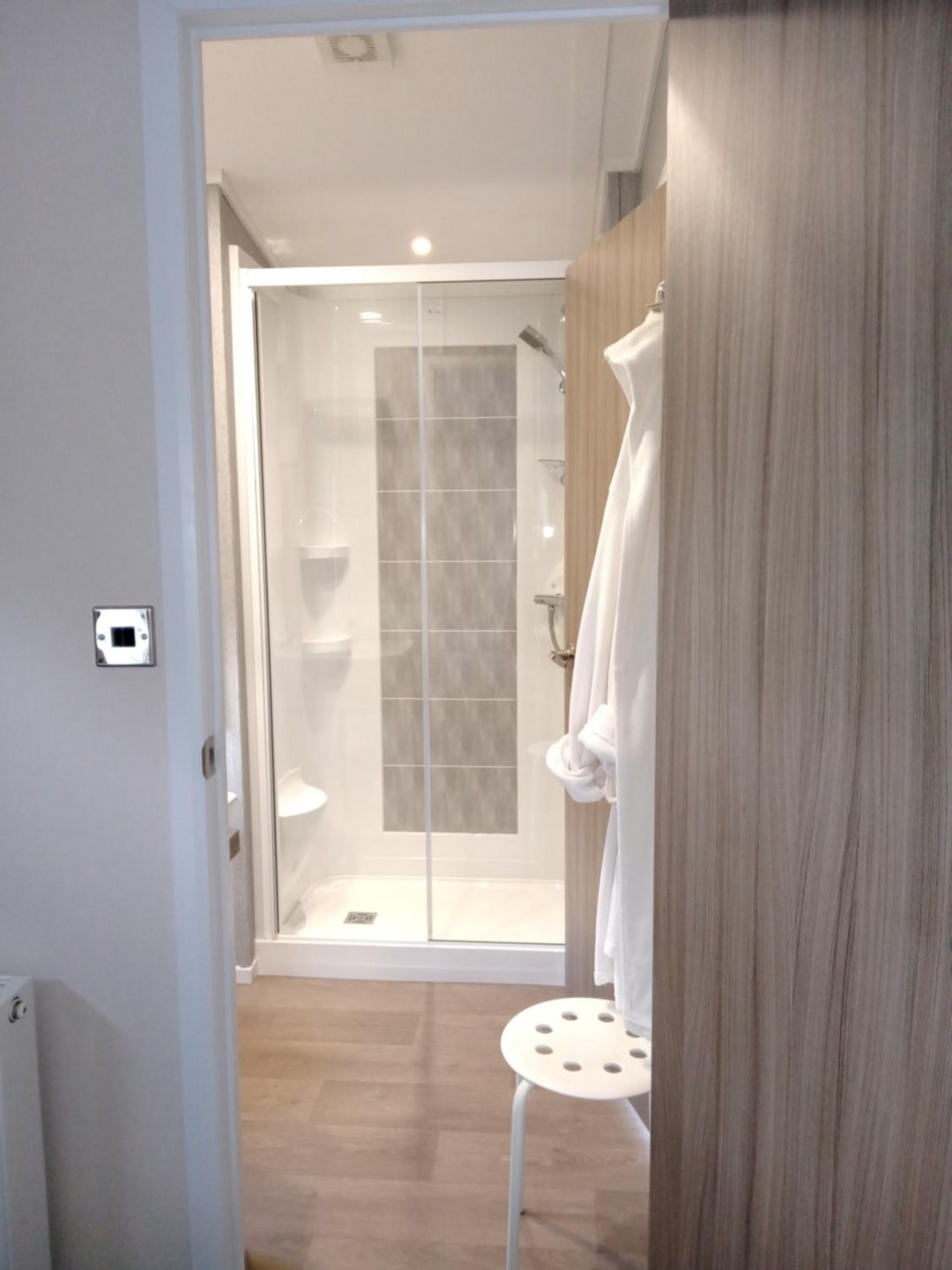 Willow Tree Luxury Lodge with Private Hot-Tub and Garden only 6 Miles to York view 5