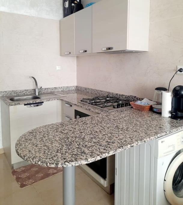 Bel appartement ensoleillé vue piscine