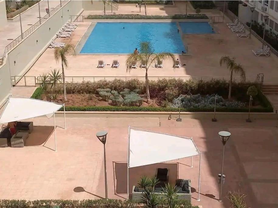 Bel appartement ensoleillé vue piscine