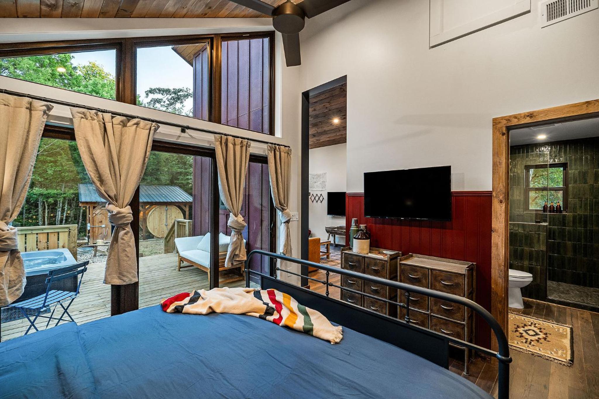 3 Cabins w/ Sauna, Hot Tubs, Pickleball, & Golf!
