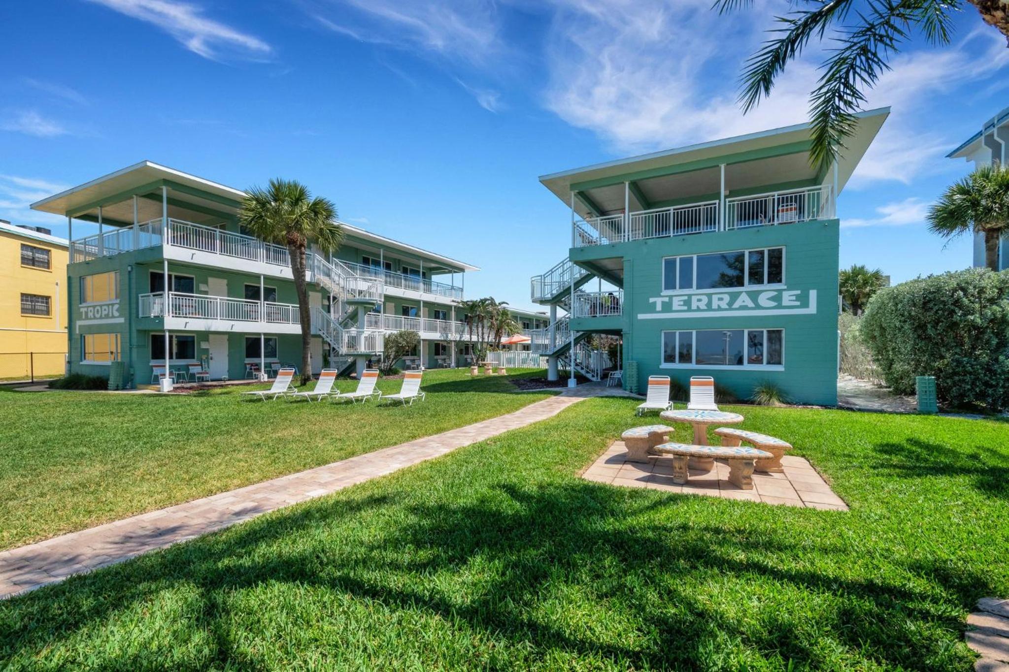 Tropic Terrace #19 - Beachfront Resort Suite view 4