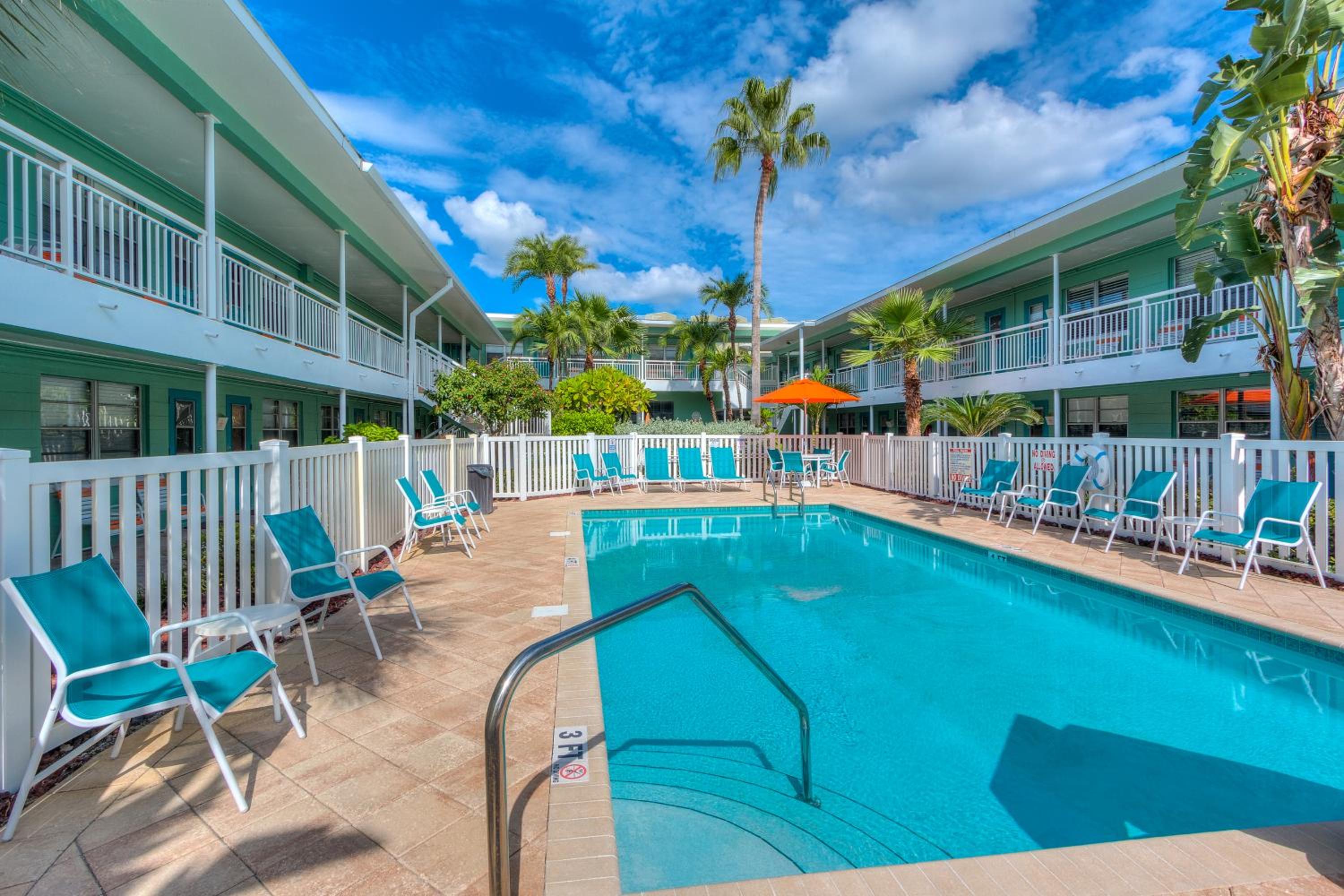 Tropic Terrace Suite #8 - Beachfront Resort view 2
