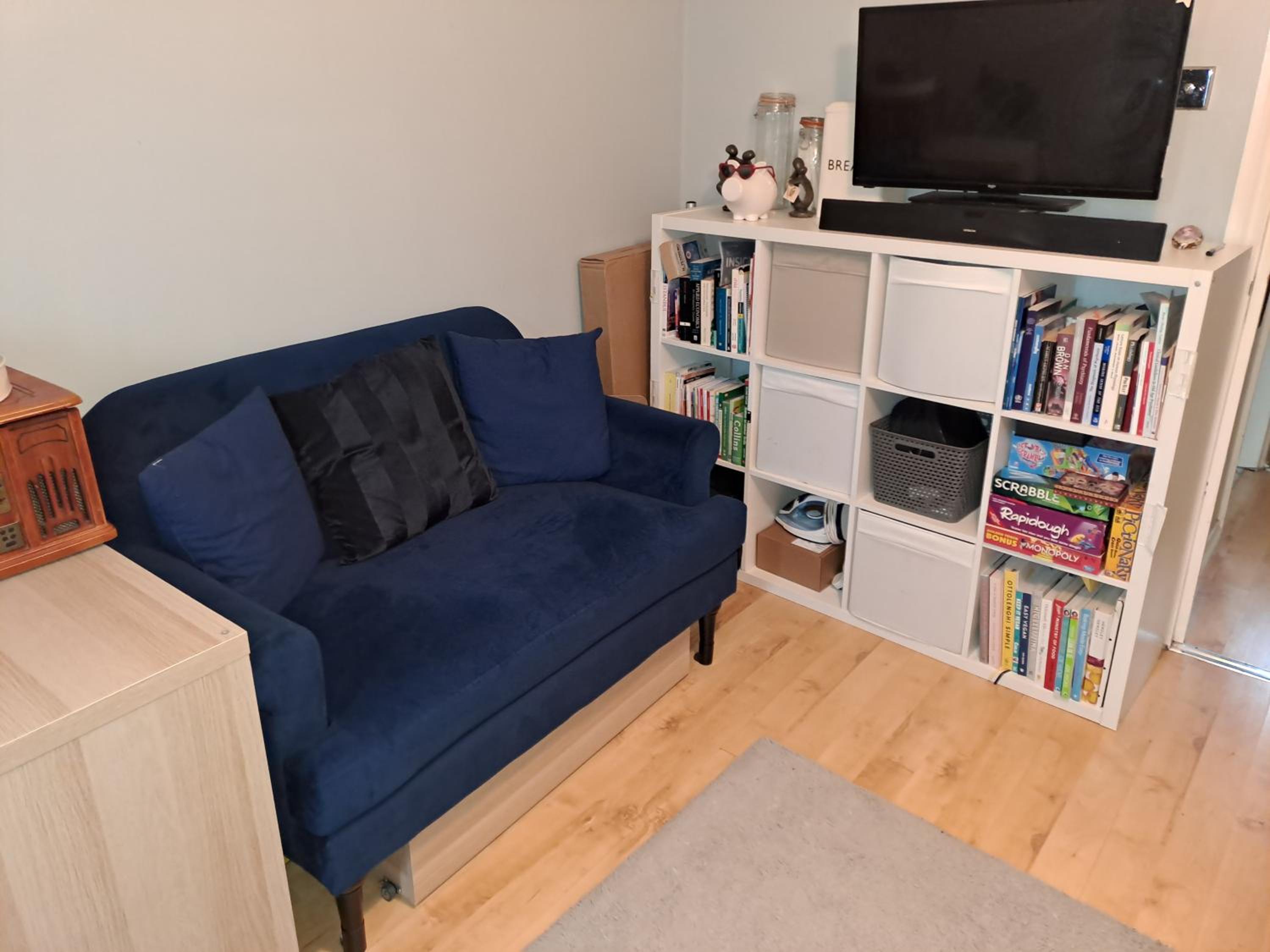 Lovely end terrace 20 mins from Gatwick Airport view 3